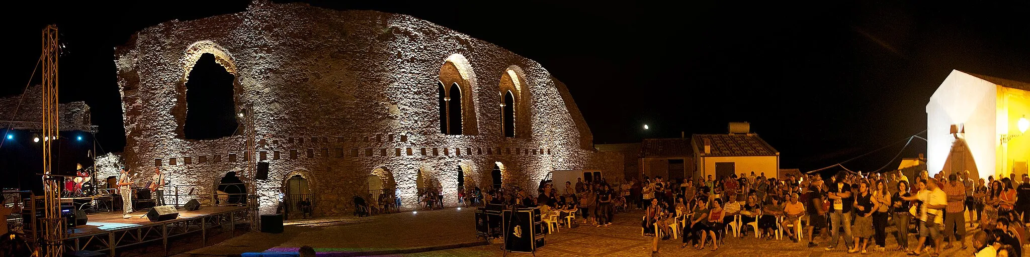 Photo showing: Castel ruins of the Norman castle present on the top of the town. This picture is taken during a public music show.