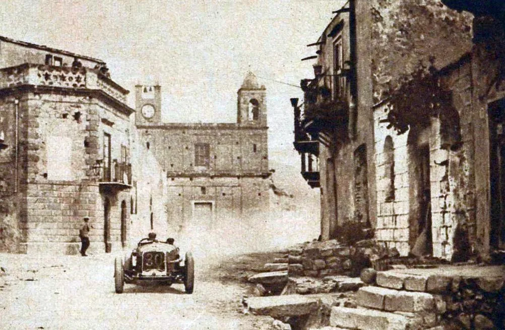 Photo showing: Achille Varzi, vainqueur de la Targa Florio en 1930, traversant Campo Felice.