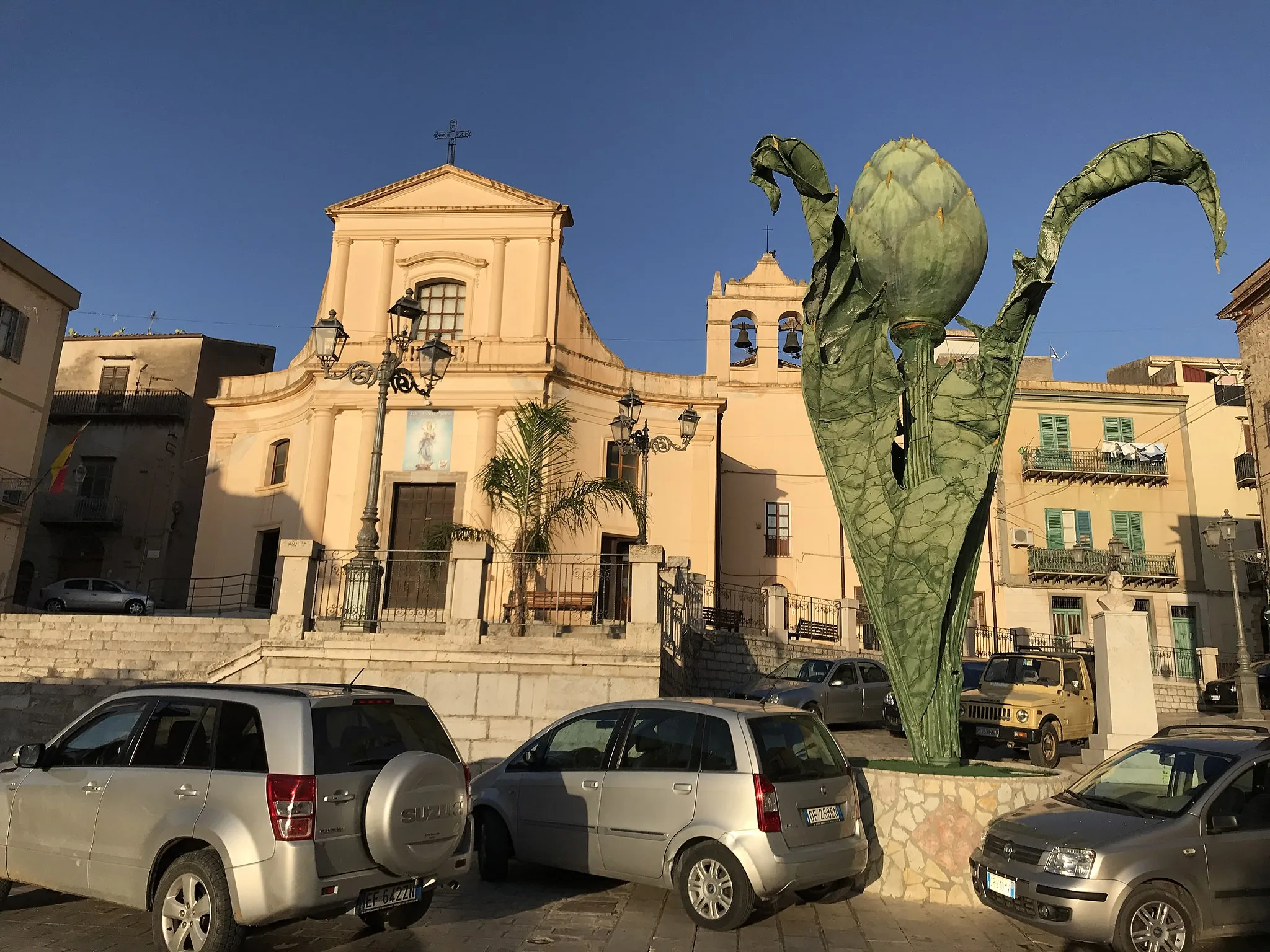 Photo showing: Pfarrkirche und “Il monumento al carciofo” in Cerdas Ortsmitte