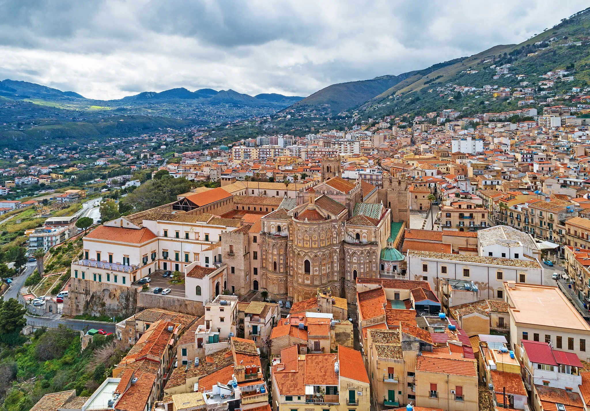 Photo showing: Aerial view of Monreale Cathedral and Monreale town, Sicily