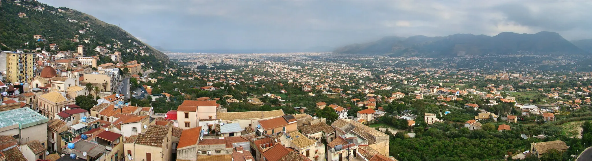 Photo showing: Plain of the Conca d'Oro, Sicily, Italy. View from the top of the Cathedral of Monreale, looking northeast. At the horizon, Palermo and the Tyrrhenian Sea.