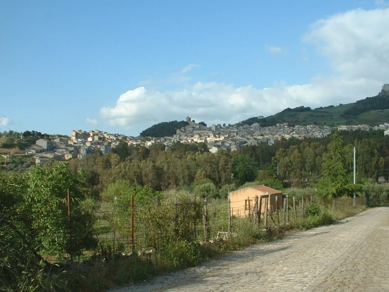 Photo showing: View of Alimena (PA) from provincial road Alimena-Resuttano.