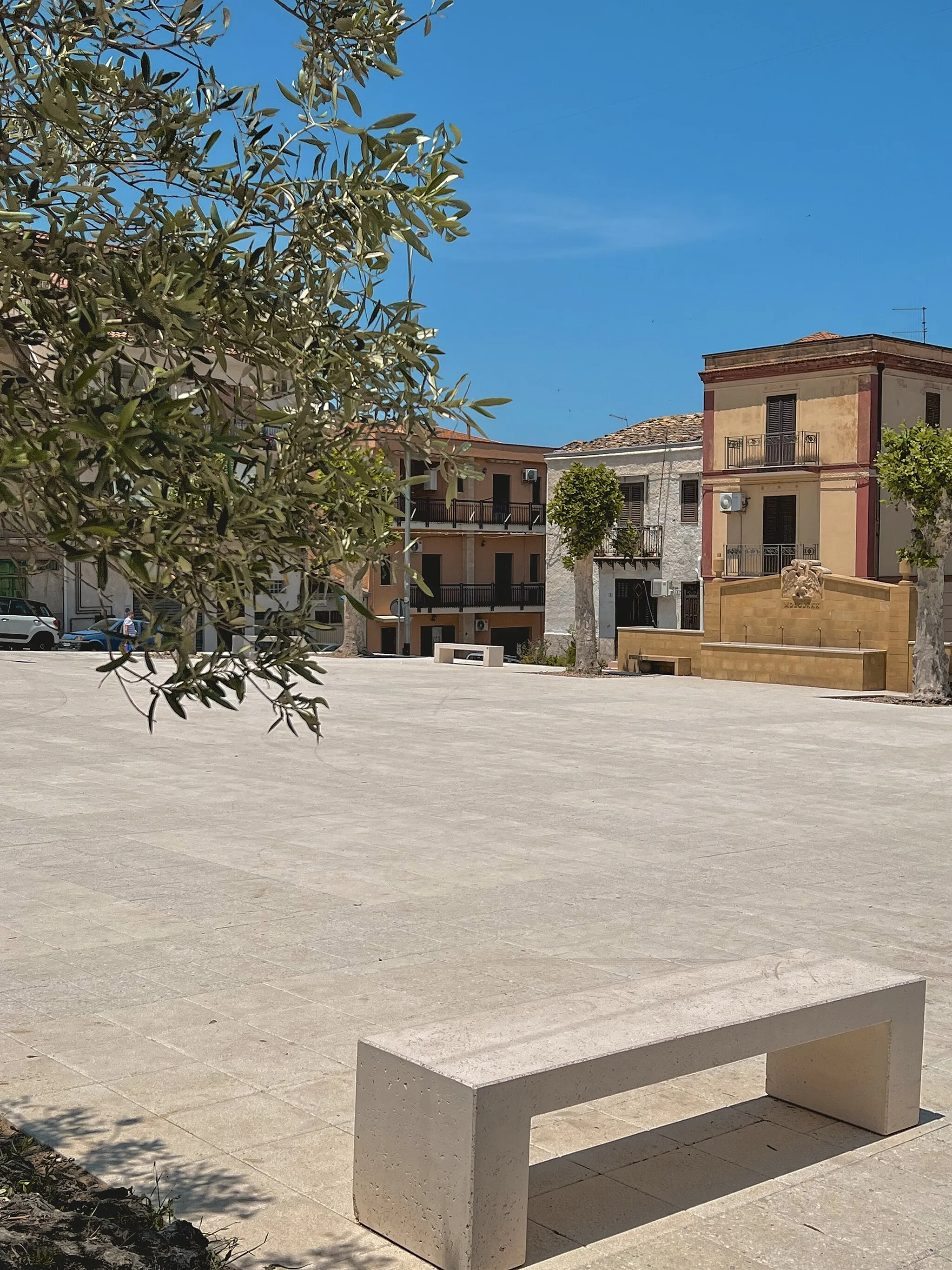 Photo showing: Piazza dei Caduti in Guerra e l’antico bevaio ricostruito (2023)