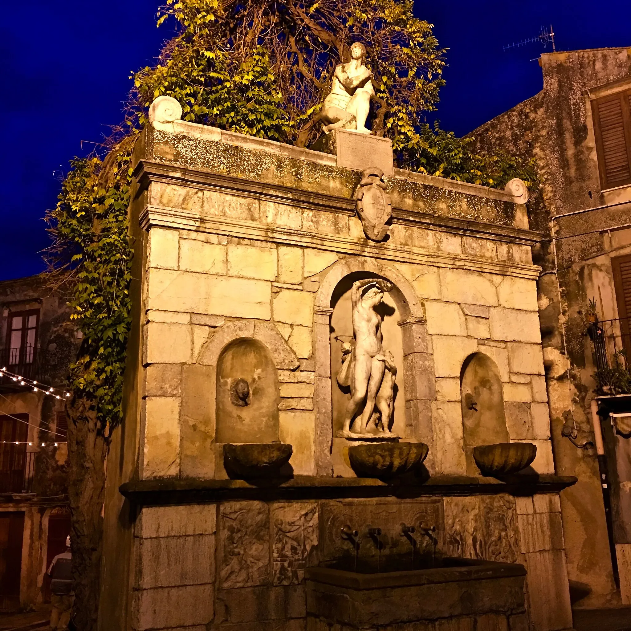 Photo showing: La Fontana della Venere Ciprea o dei Quattro Cannoli, in corso Umberto I, a Castelbuono