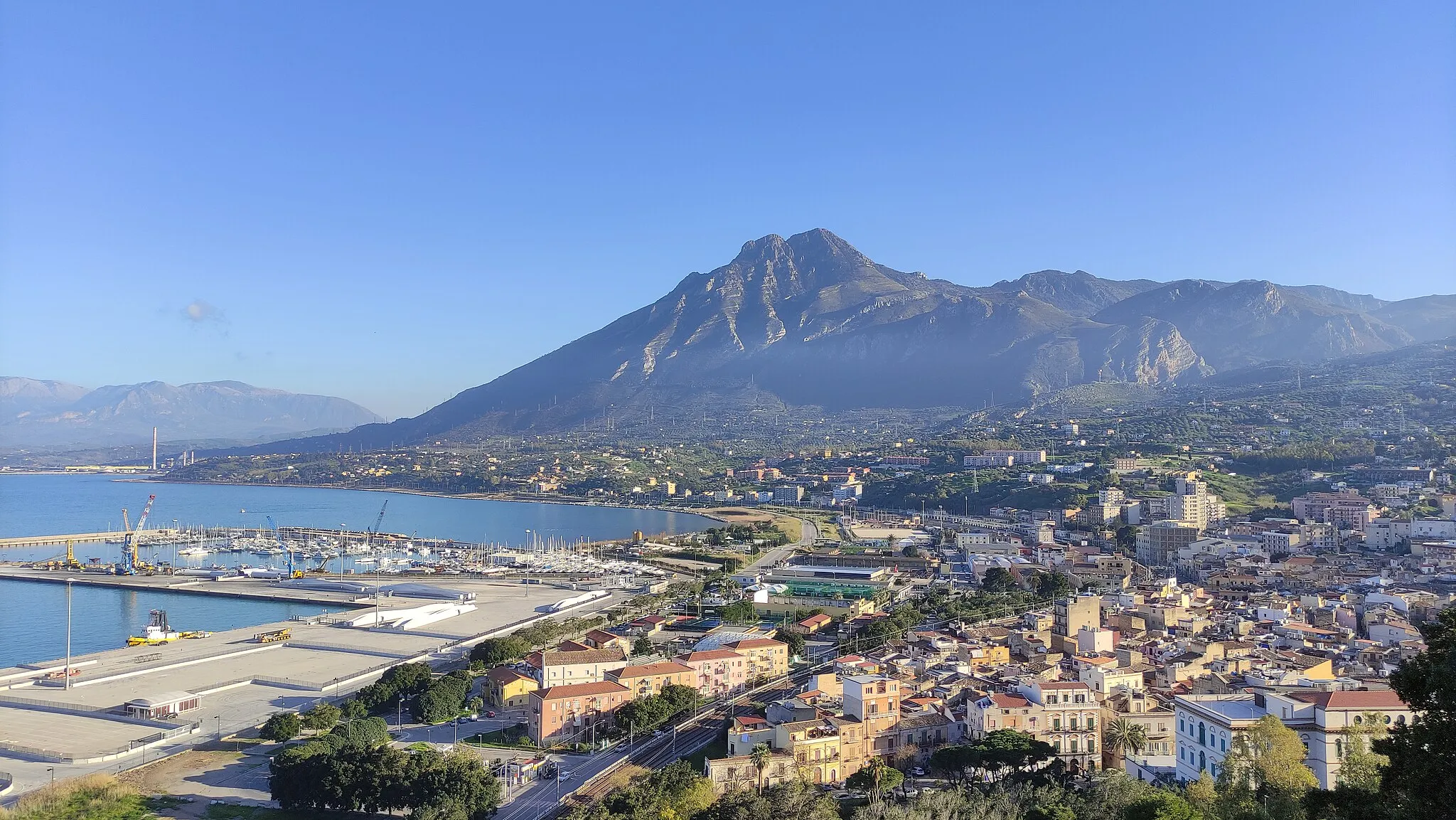 Photo showing: Panorama del porto, della parte bassa della città, del monte Eurako (San Calogero).