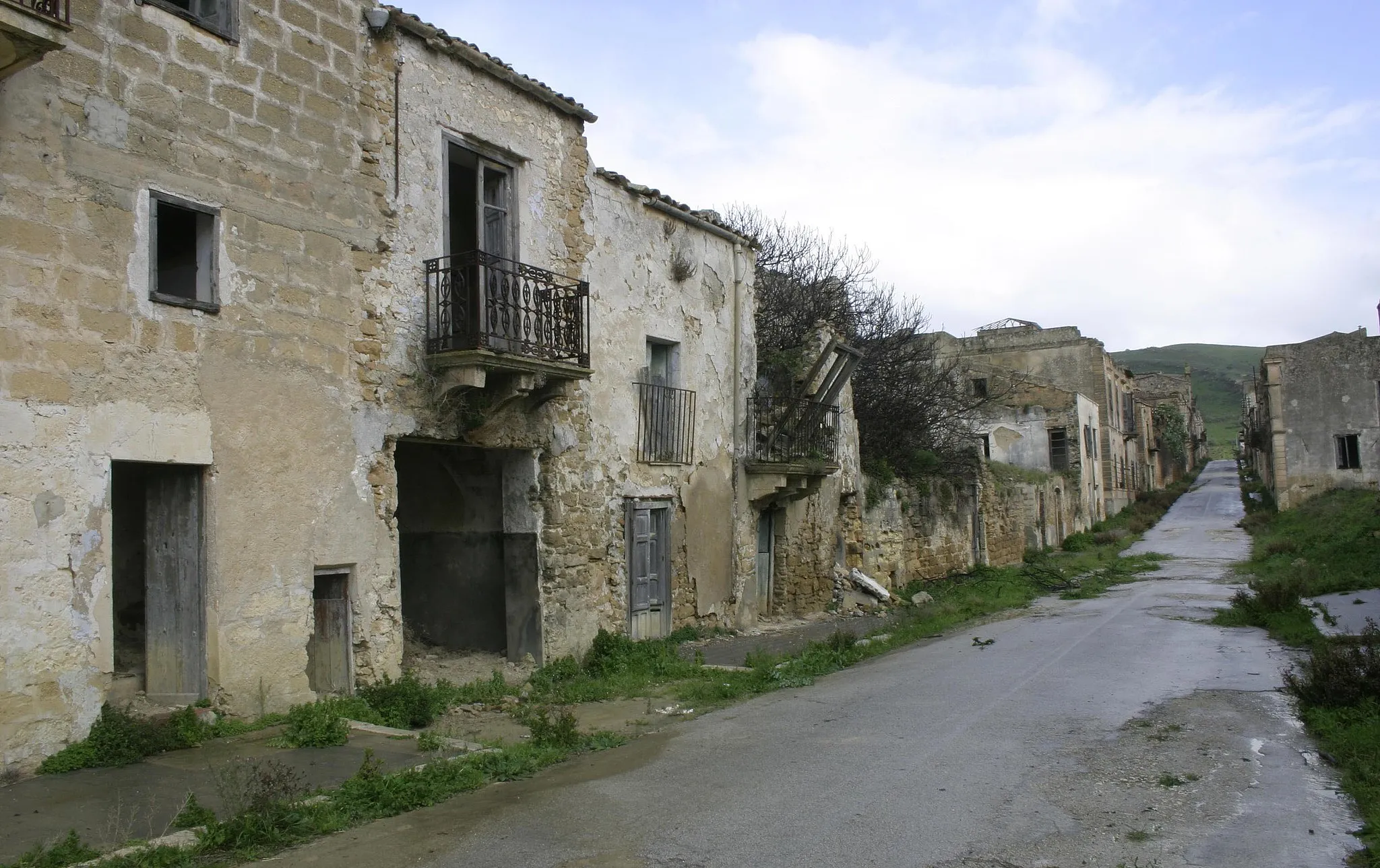 Photo showing: Autore: Vizzini Vittorio 
Ruderi di Poggioreale

Gennaio 2007