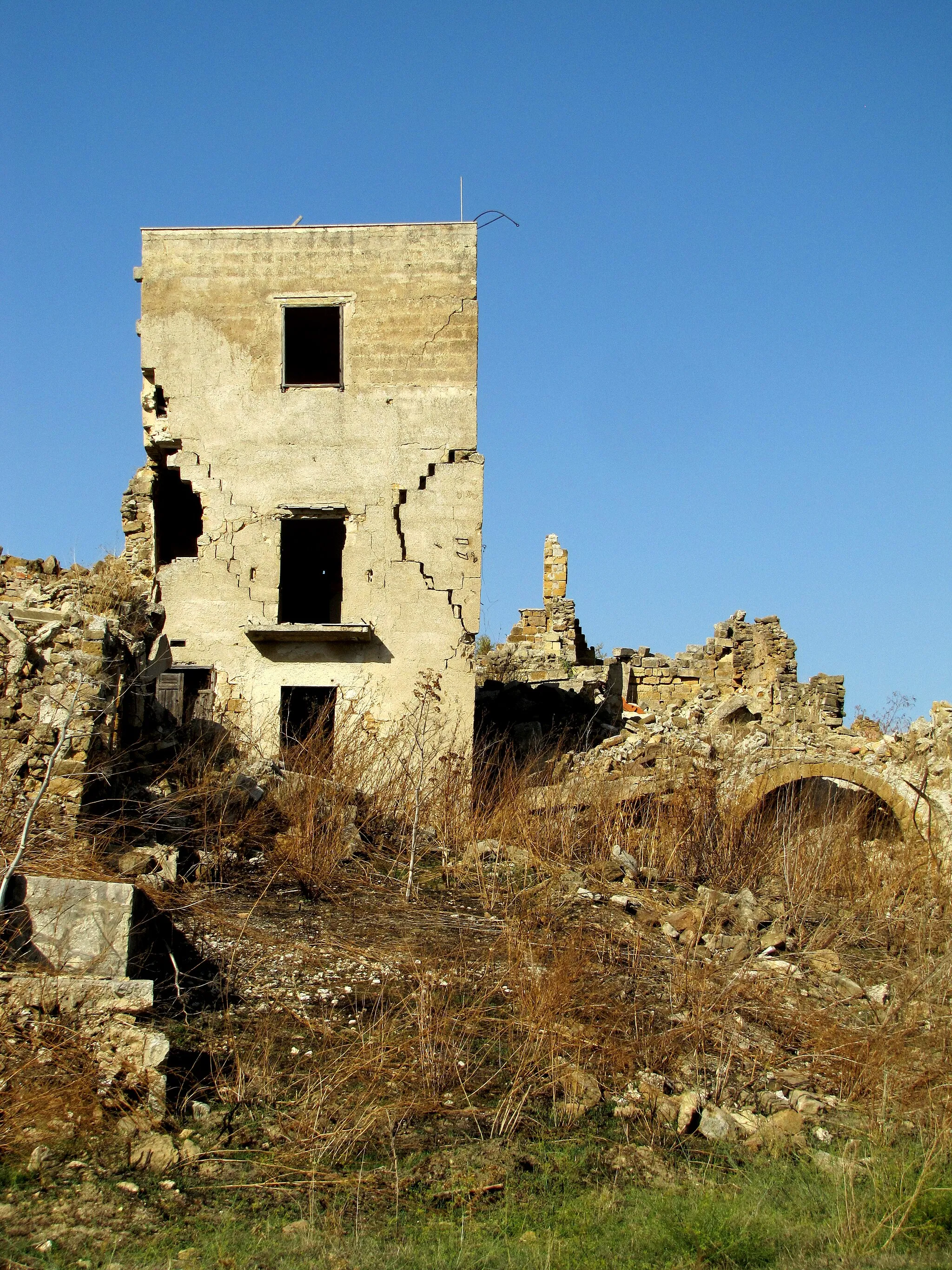 Photo showing: Ruderi del vecchio borgo di Salaparuta