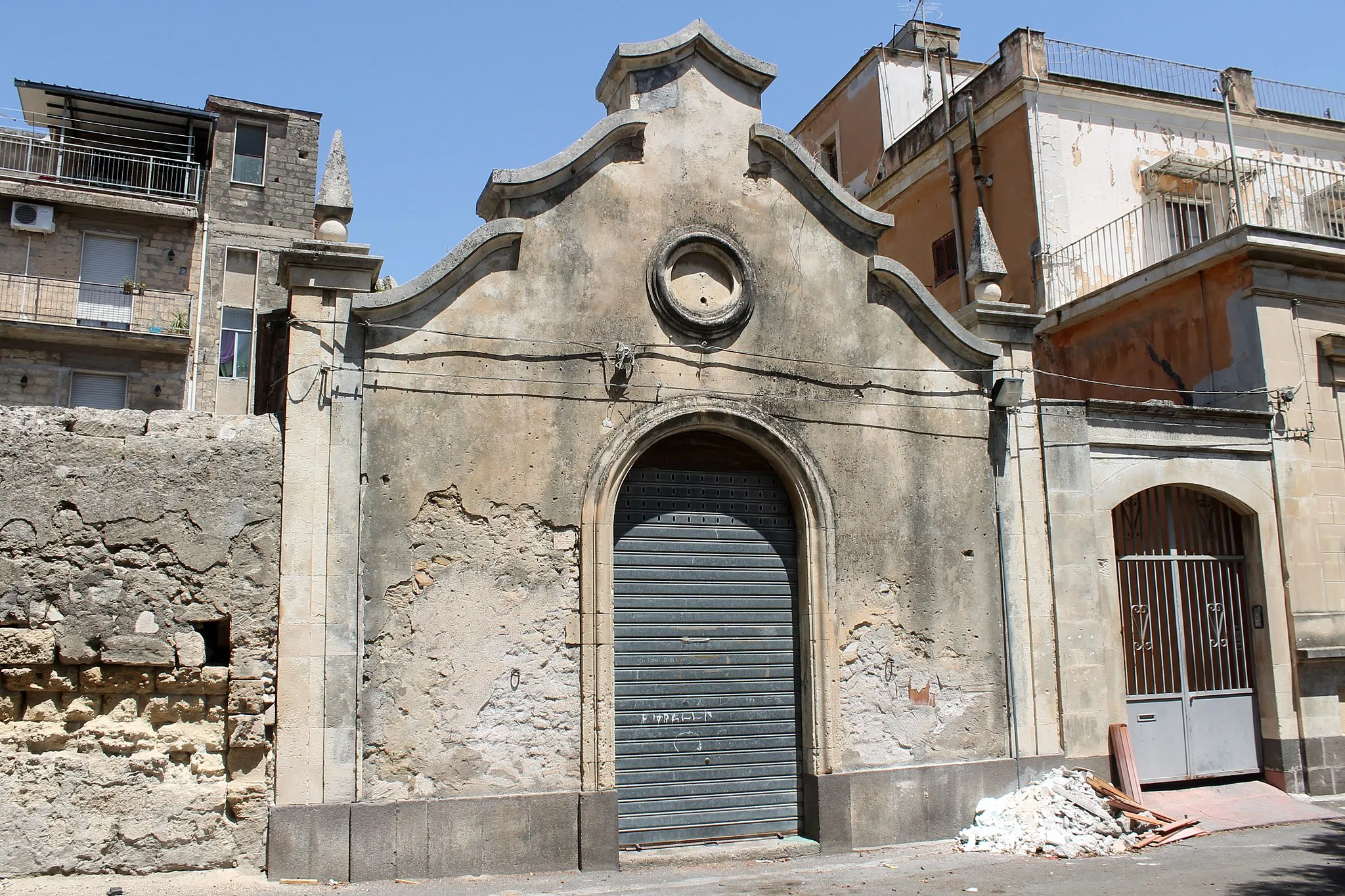 Photo showing: La chiesetta fu edificata alla fine del XVIII secolo nel luogo dove anticamente era presente l'antica Cattedrale di Lentini consacrata alla Beata Vergine Maria sotto il titolo di "Santa Maria La Cava" (Piazza Alemagna). Oggi viene utilizzata come oratorio della Chiesa di Sant'Alfio. Durante i festeggiamenti in onore dei 3 Santi, il 9 Maggio pomeriggio, fino ad inizio della sua processione, viene esposta la "Reliquia": un busto reliquiario di San Cirino che porta sul petto la reliquia del cuore di Sant'Alfio in processione.