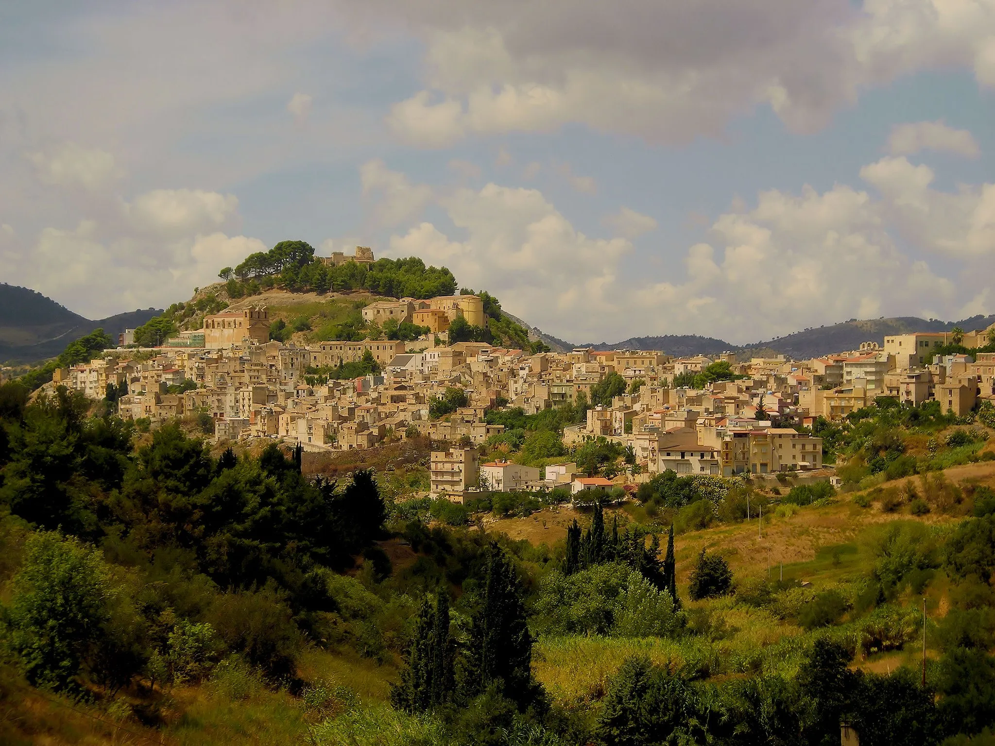 Photo showing: Foto realizzata da Francesco Di Bartolo: si scorge il castello Eufemio con ai suoi piedi l'abitato immerso nel verde.