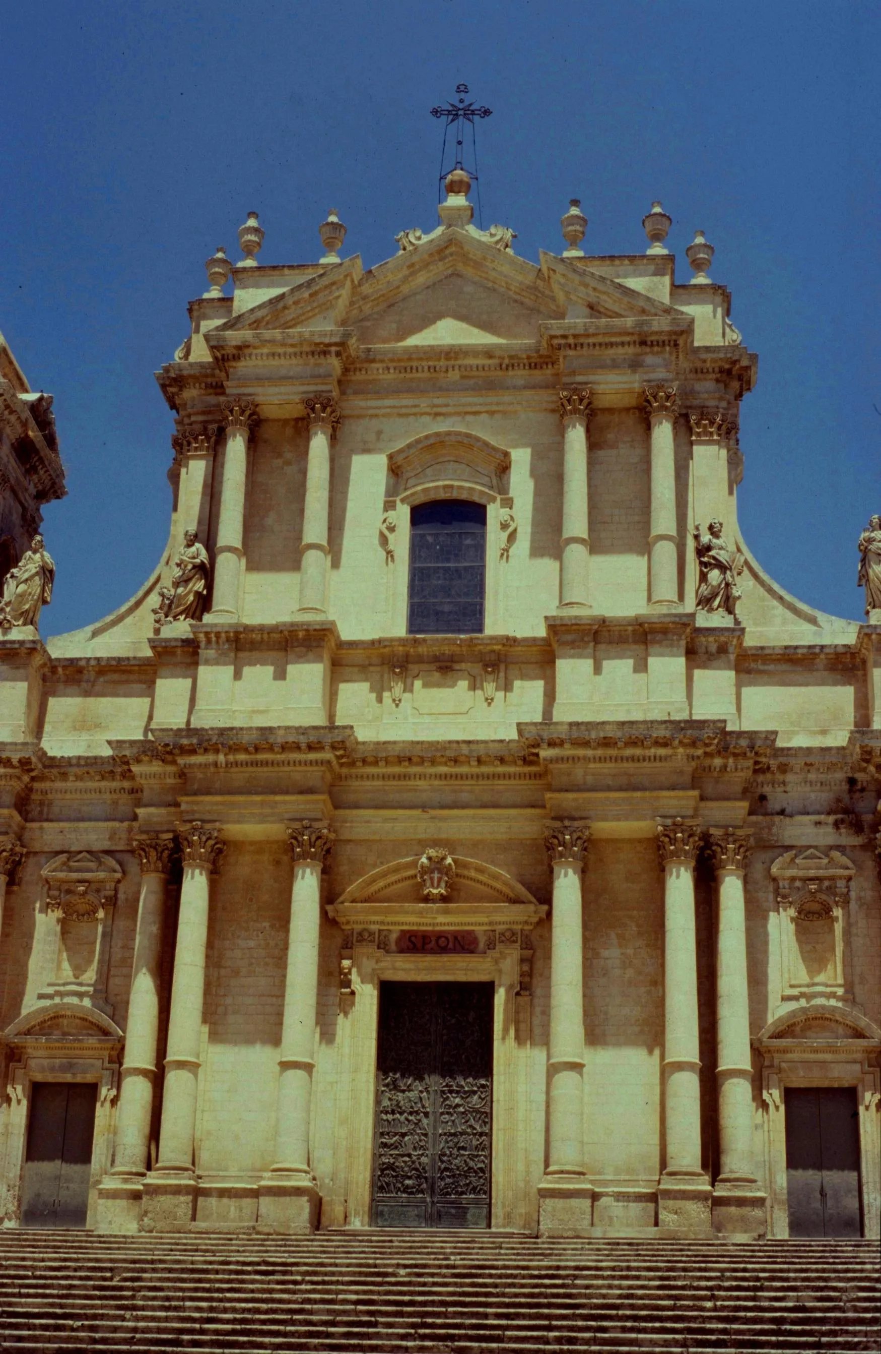 Photo showing: Balcone del Palazzo Nicolaci di Villadorata a Noto, in Sicilia [Italy]