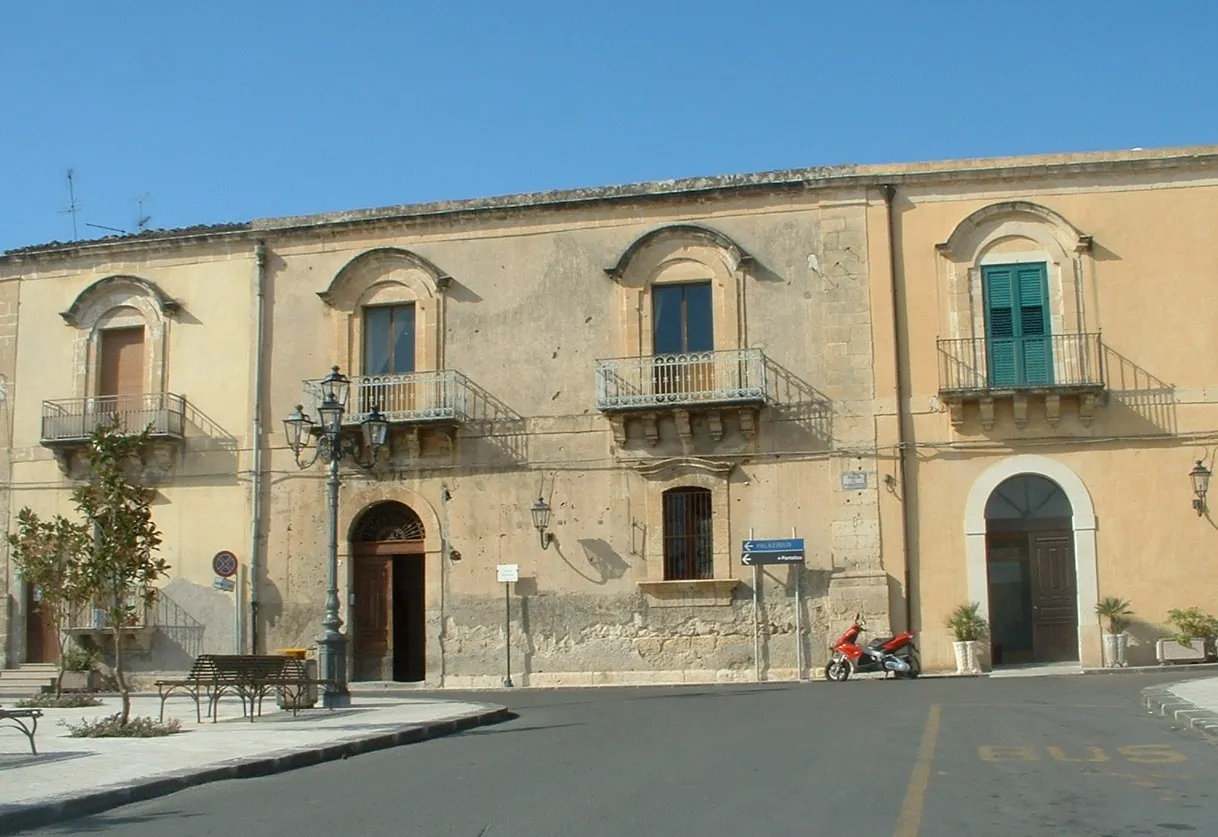 Photo showing: Solarino, Palazzo Requiesenz (XVIII sec.)