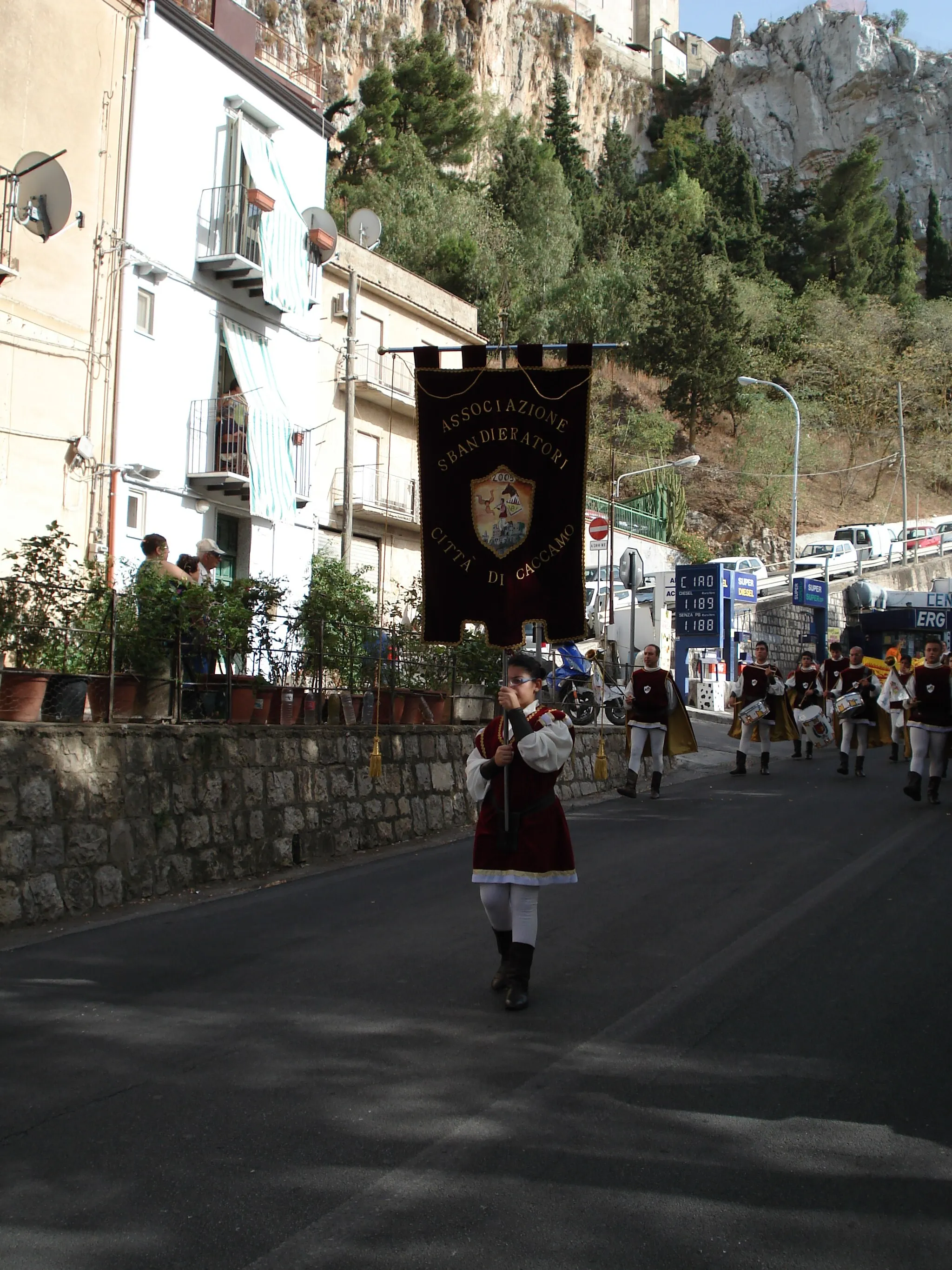 Photo showing: Caccamo Sicily Via liberta, near the entrance to the Castle on 8-34-07 'Festa del Patrono'