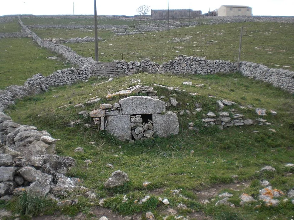 Photo showing: Storage house for "Snow" at 860 mt (above sea level) near Monte Arcibessi, in province of Ragusa, Sicily.
