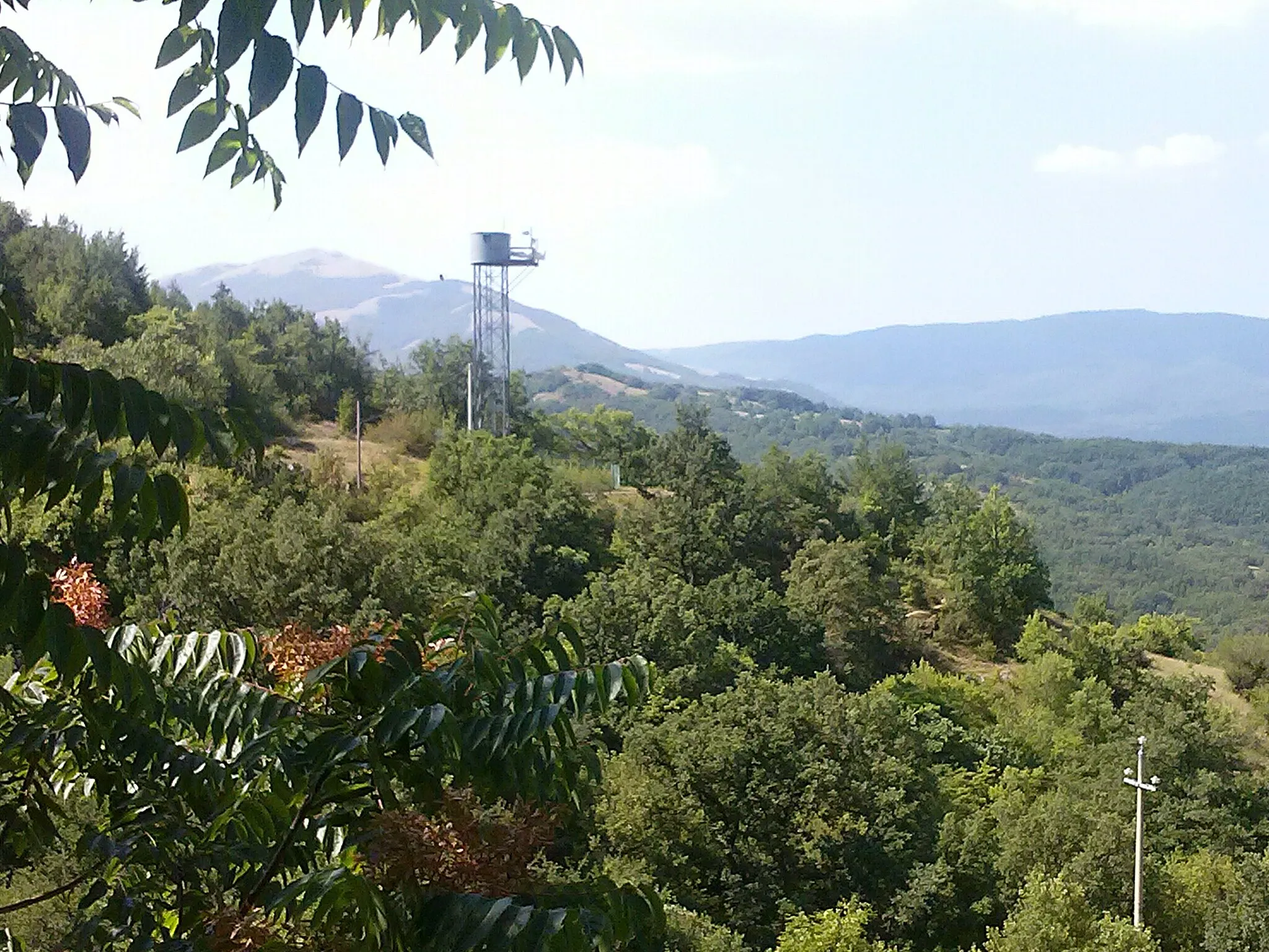 Photo showing: Torretta di misurazione nei pressi della faglia del monte Serrone