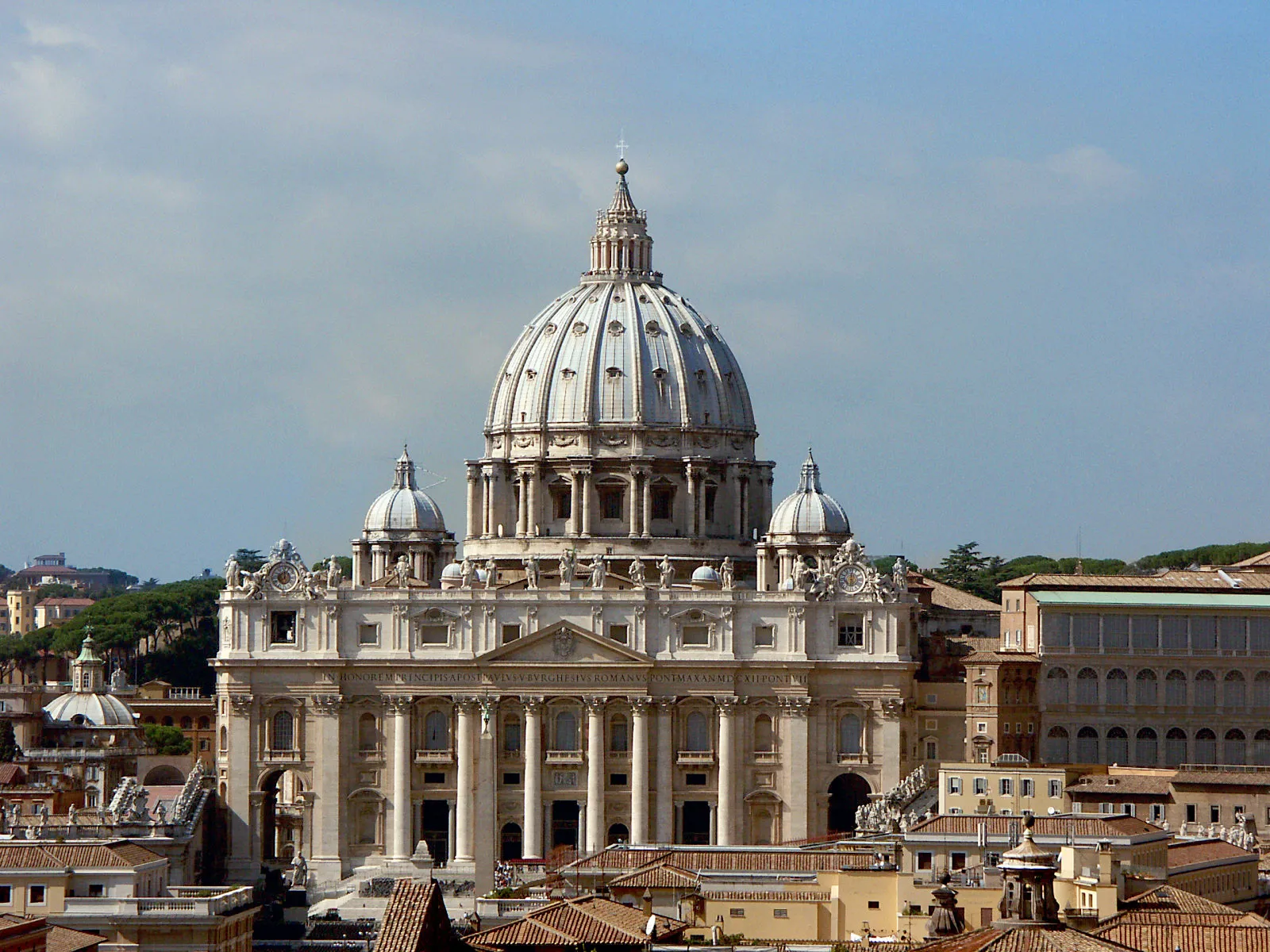 Photo showing: St. Peter's Basilica in Rome seen from the roof of Castel Sant'Angelo.