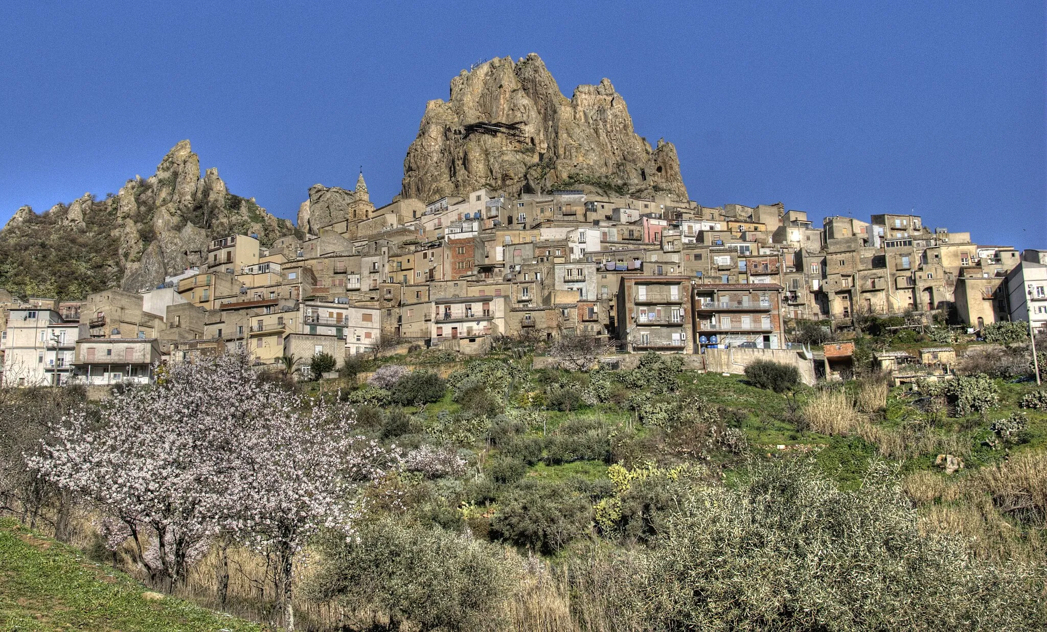 Photo showing: Gagliano - Torre del castello su cui è stato costruito il campanile della chiesa di S.Cataldo