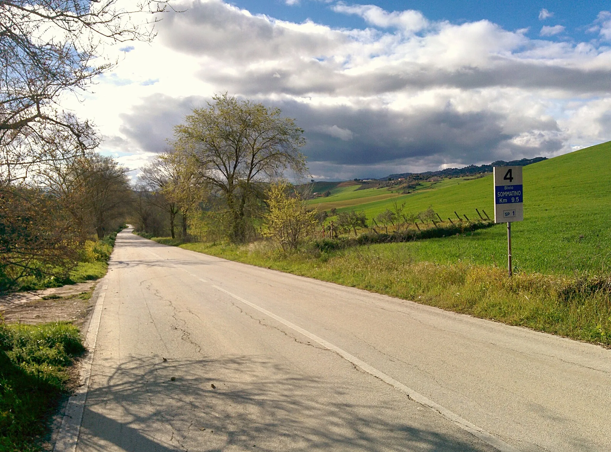 Photo showing: Fourth kilometre milestone in road strada provinciale 1 (province of Caltanissetta) in Bifaria (Caltanissetta).