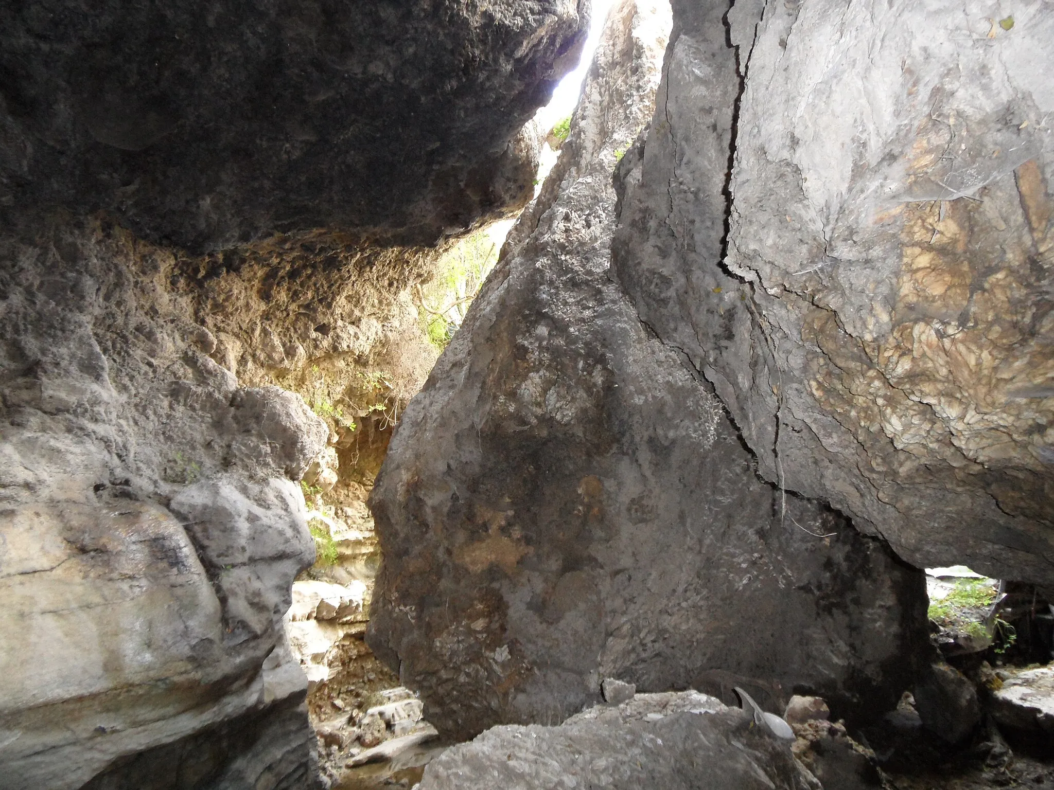 Photo showing: entrata grotta