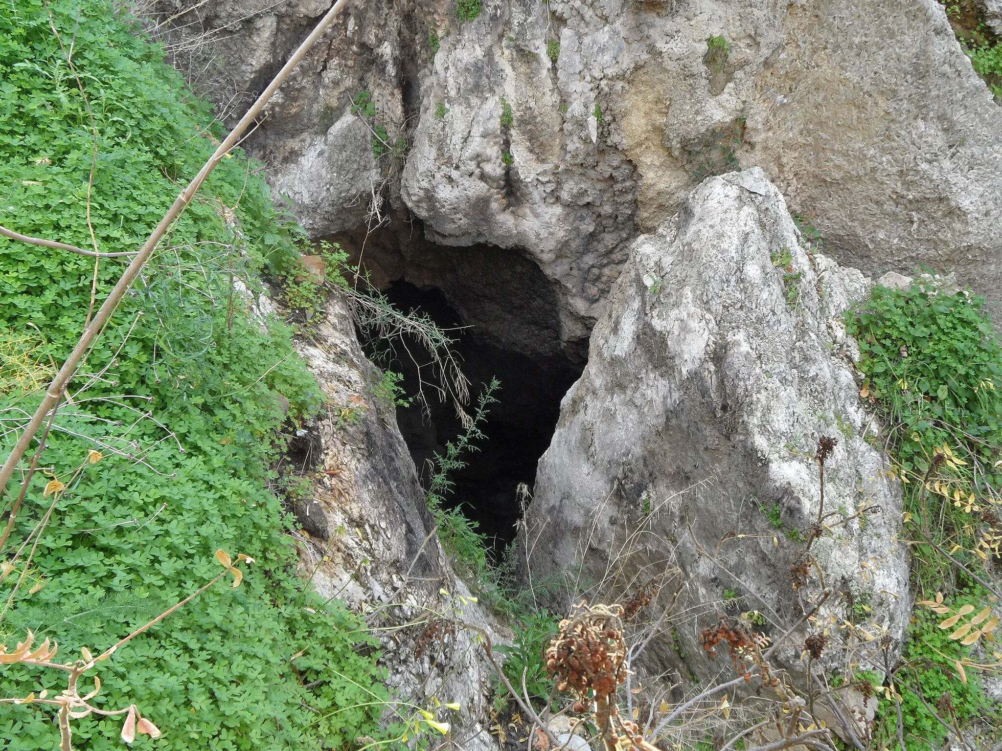 Photo showing: entrata grotta
