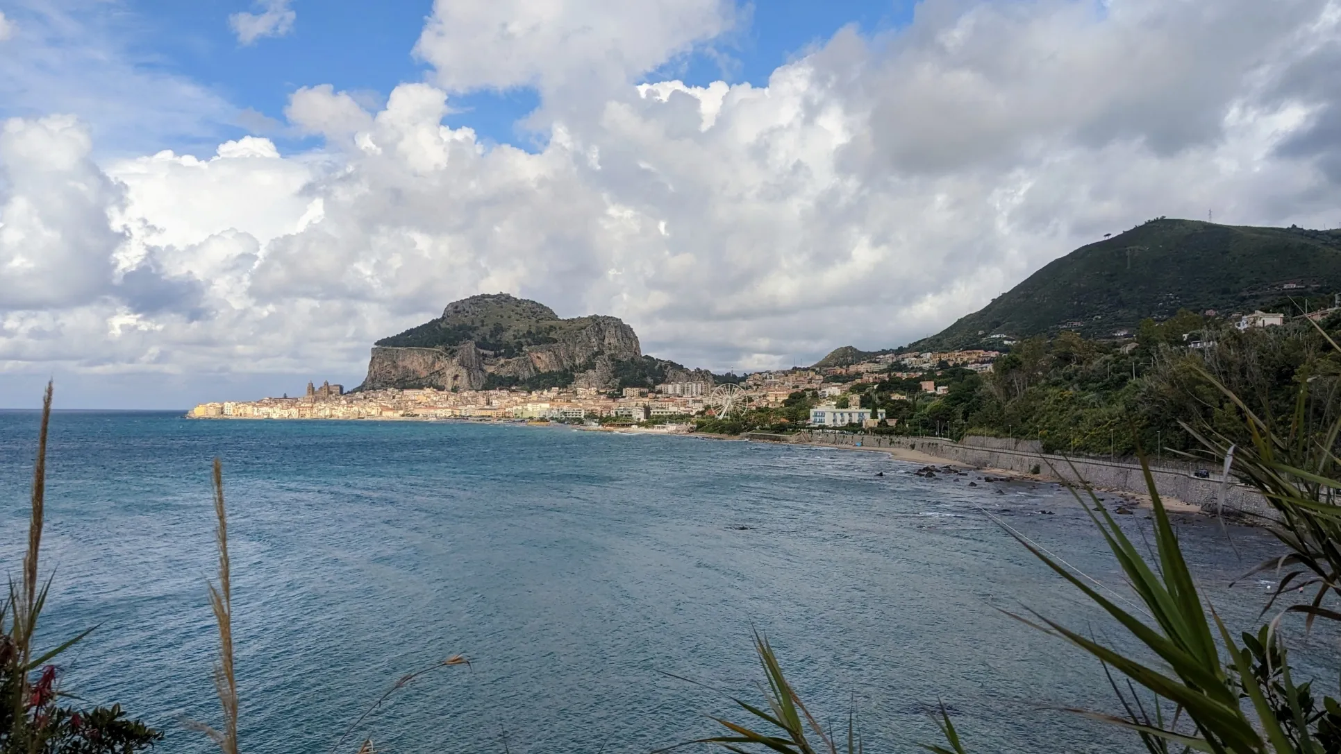 Photo showing: Panorama von Cefalú, von westlicher Richtung aus fotografiert. Inklusive des "Lungomare Guiseppe Giardina", der Straße direkt am Meer.