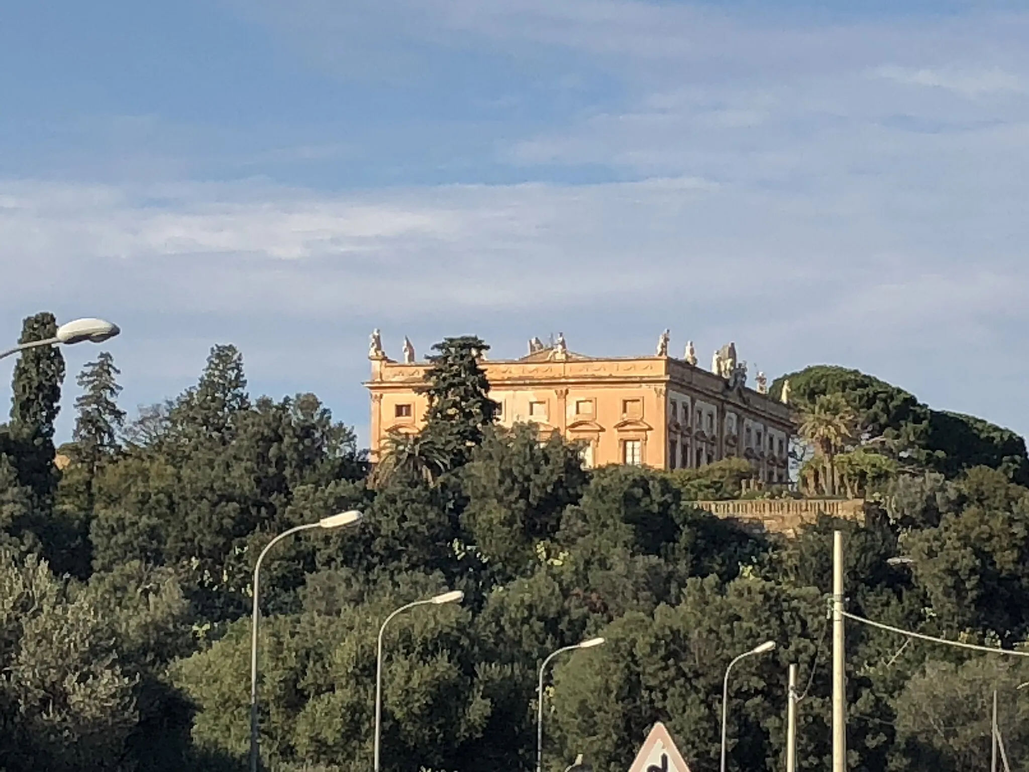 Photo showing: La villa vista da lontano