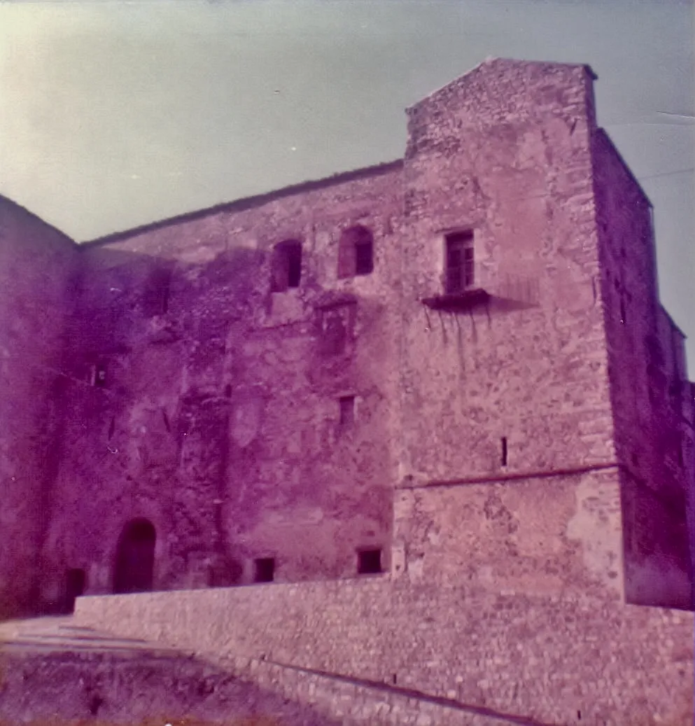 Photo showing: Il mastio del castello di Castelbuono. Il mastio del castello di Castelbuono terminato nel 1316 dal conte Francesco I di Ventimiglia, su precedenti caseggiati del XII sec. Agli inizi del Trecento doveva già sussistere un'abitazione signorile poiché, il 2-3-1307, il quasi ottuagenario conte Enrico II di Ventimiglia fa redigere nel suo castrum di Ypsigro – futuro Castelbuono – la carta di emancipazione del figlio Guglielmo, il quale sta per avere in dote dalla moglie la baronia di Buscemi.