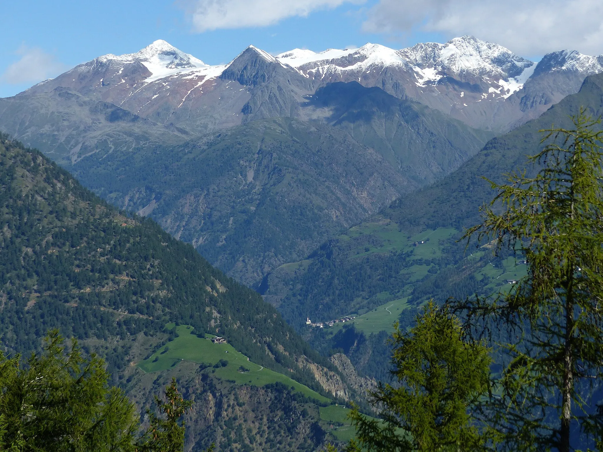 Photo showing: Unten Katharinaberg, davor Oberjuval, links oben: Similaun (Blick vom Aufstiegsweg zur Zirmtal Alm)
