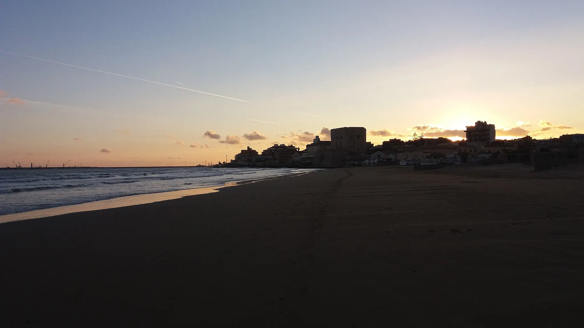 Photo showing: Sunset in Pozzallo from the Pietrenere Beach