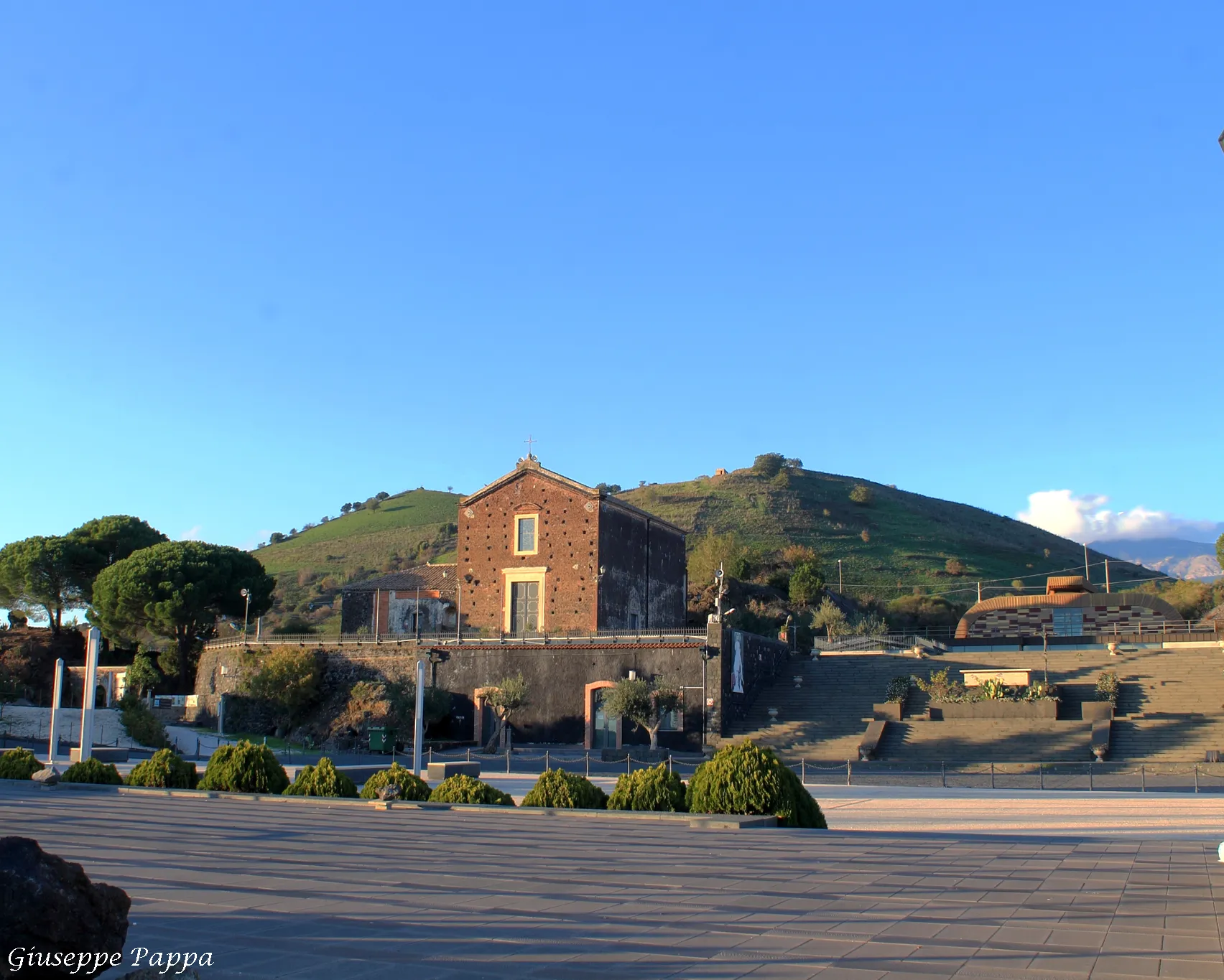 Photo showing: Mompilieri church