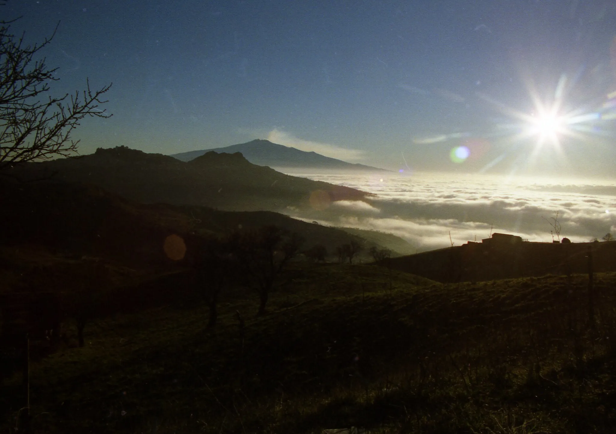 Photo showing: L'Etna e Troina in un mare di nuvole ]