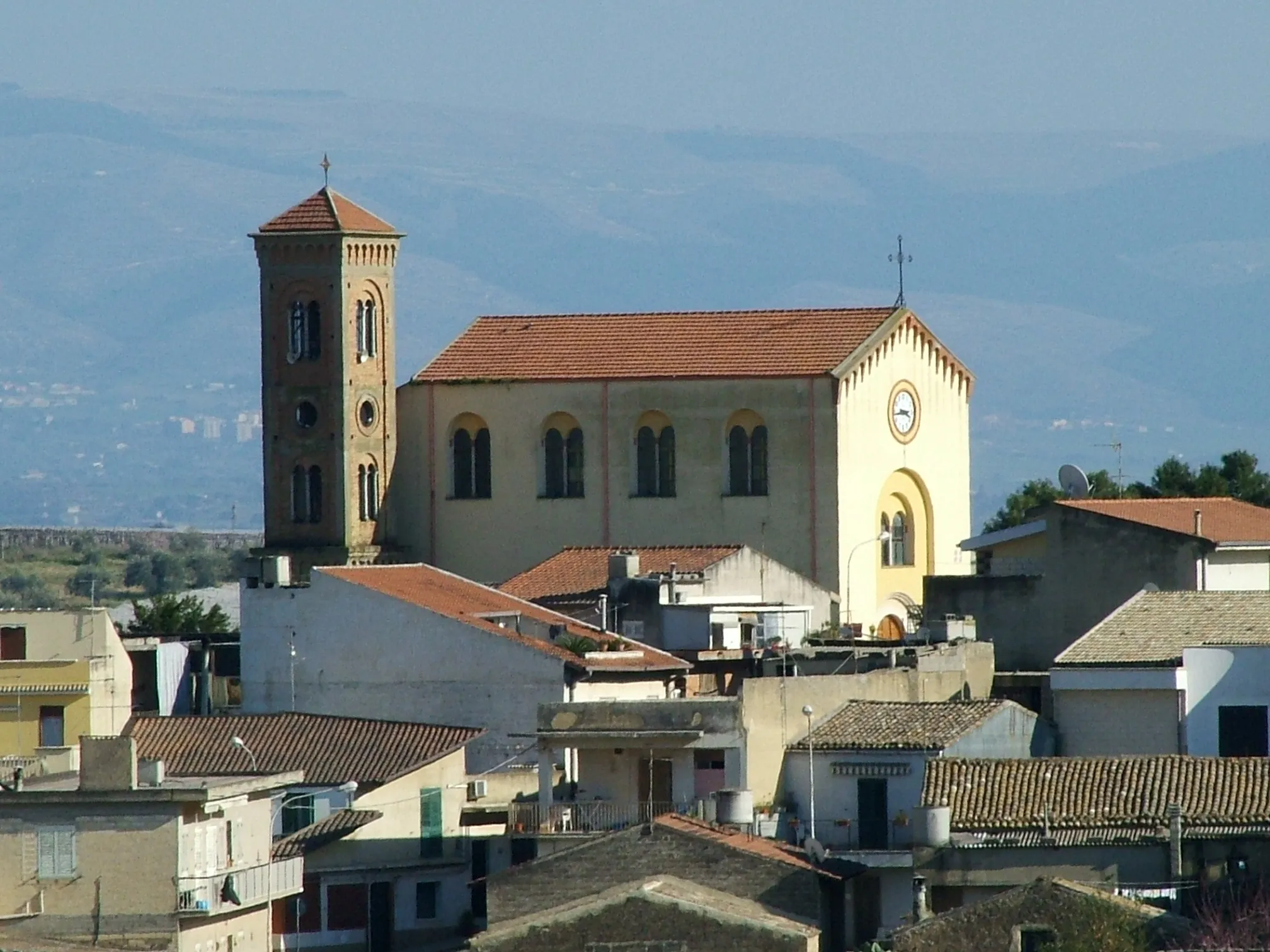 Photo showing: Autore: Rosario Vizzini
Panorama di Granieri con la chiesa parrocchiale in primo piano.

Anno: 2005
