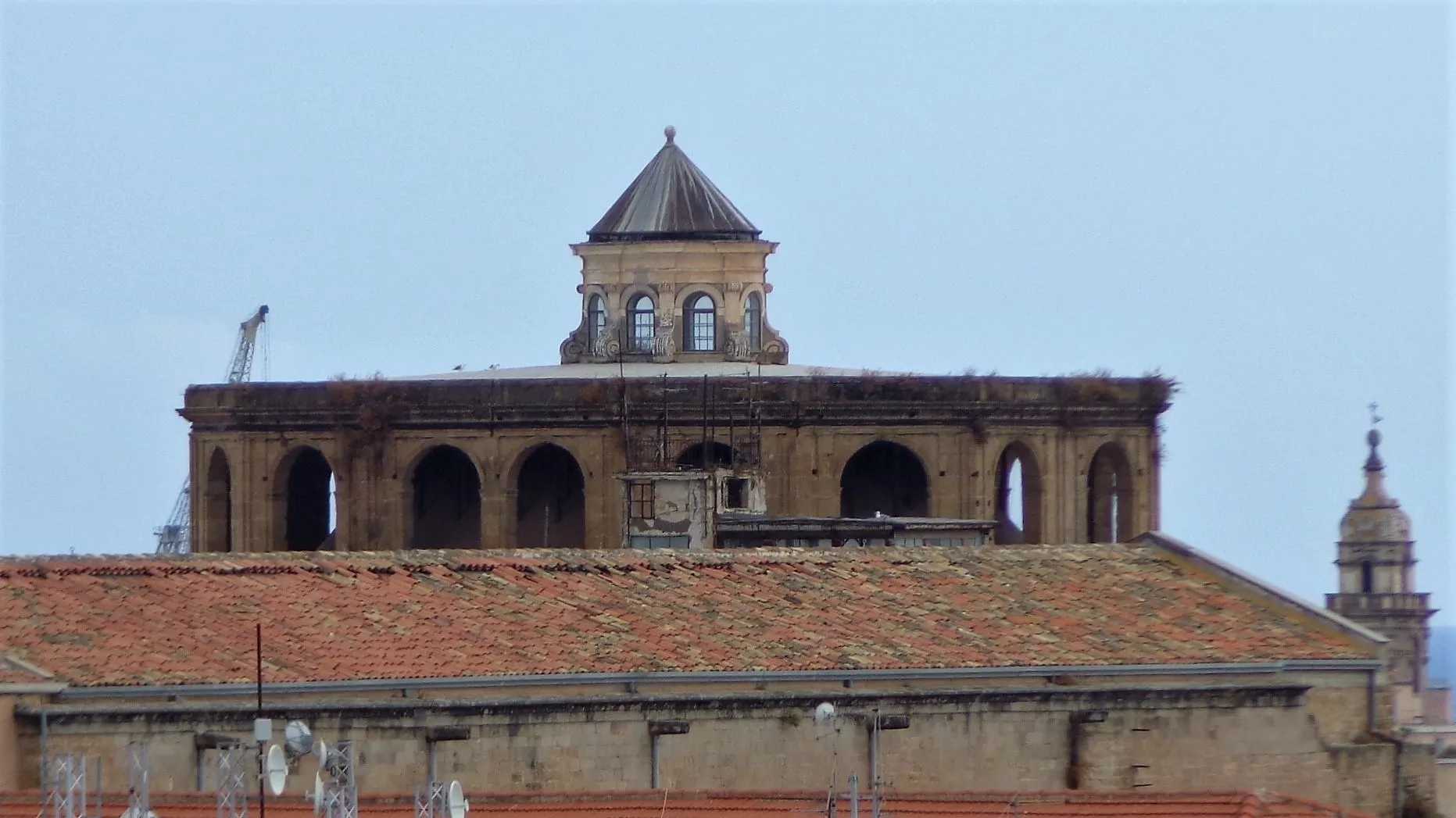 Photo showing: Torre campanaria, vista sul Santissimo Salvatore: Cupola e Loggiato.