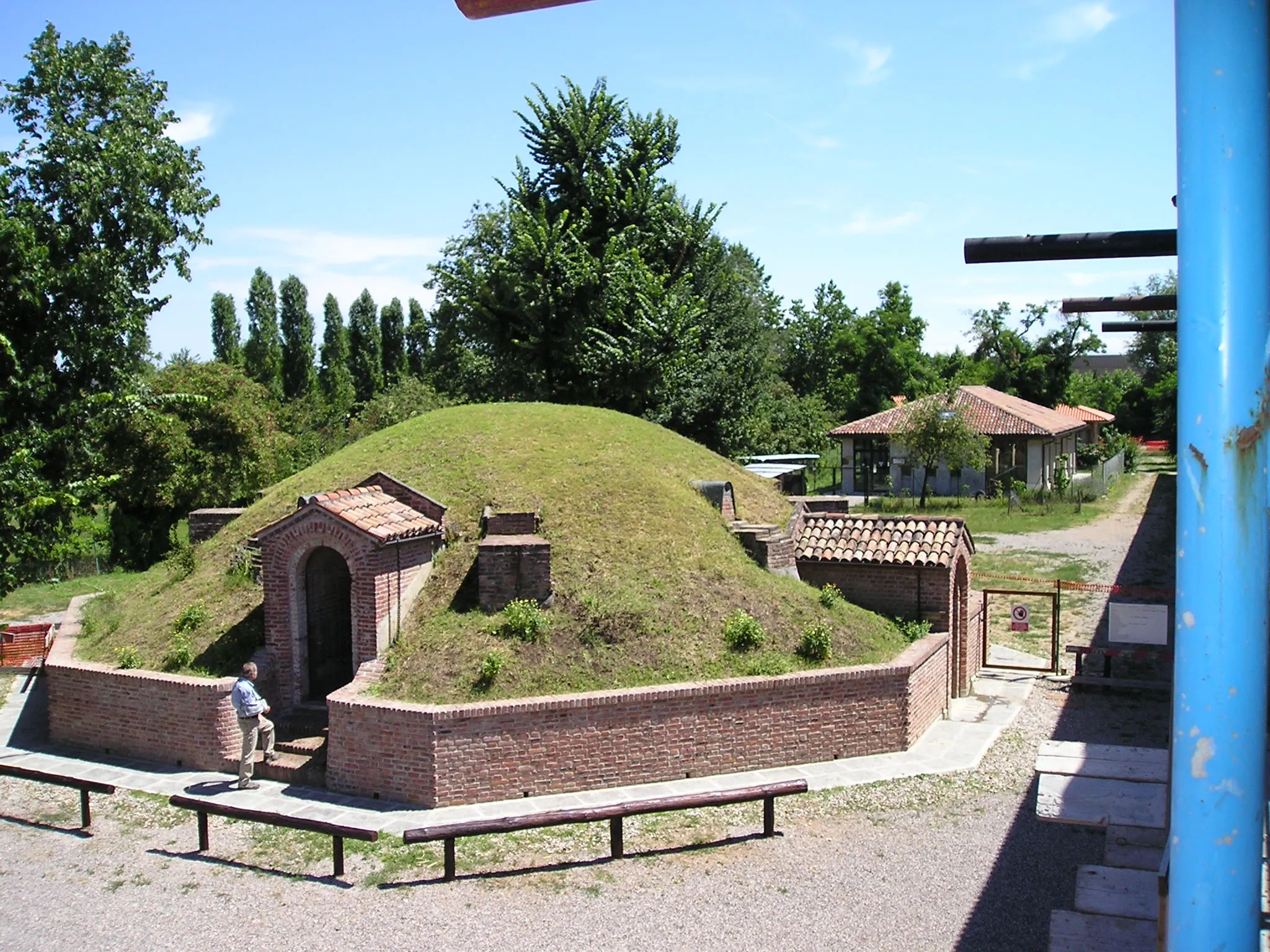 Photo showing: Vista della ghiaccia Favaglie restaurata - La ghiacciaia è ora parte integrante dell'Area museale e Punto Parco Agricolo Sud Milano "Cascina Favaglie"