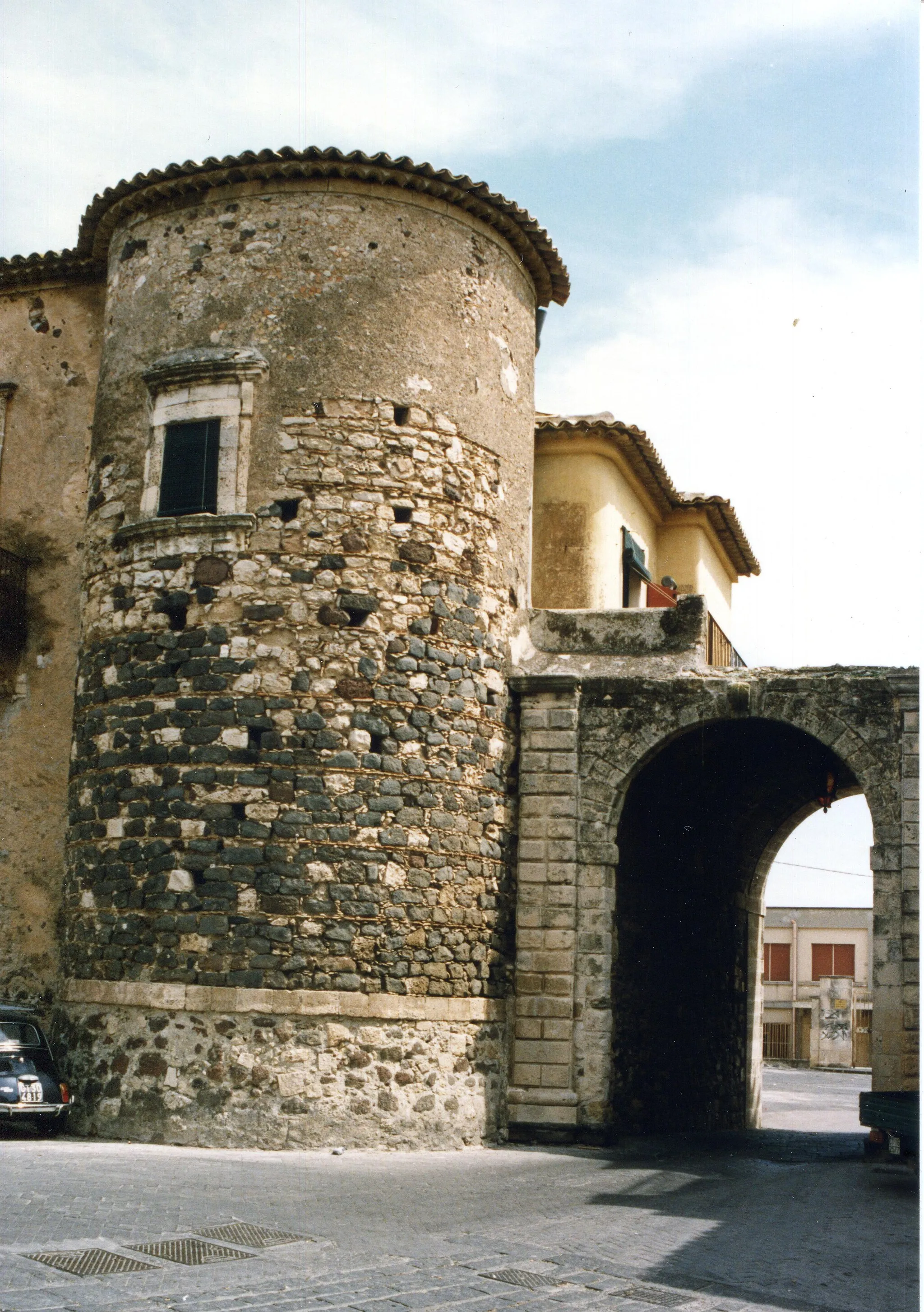 Photo showing: Militello. Porta della città medievale e torre angolare del castello Barresi-Branciforte (XIV-XVII sec.).
