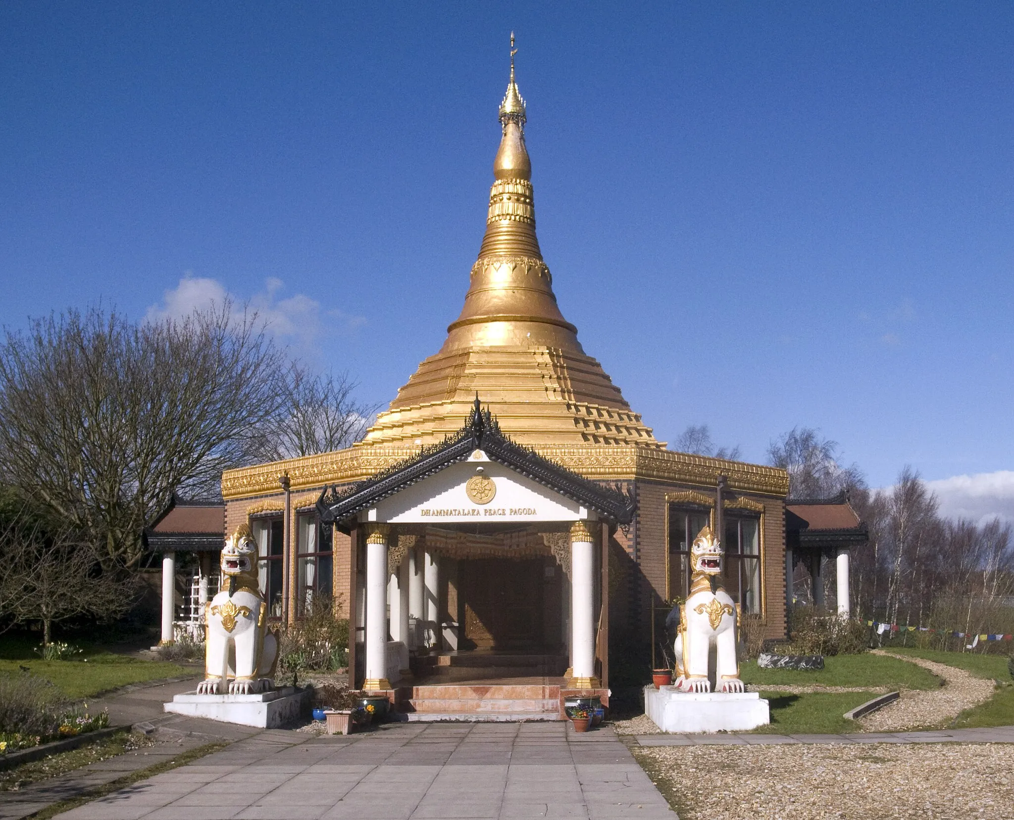 Photo showing: Dhamma Talaka Peace Pagoda, Birmingham, England. A Buddhist peace pagoda.