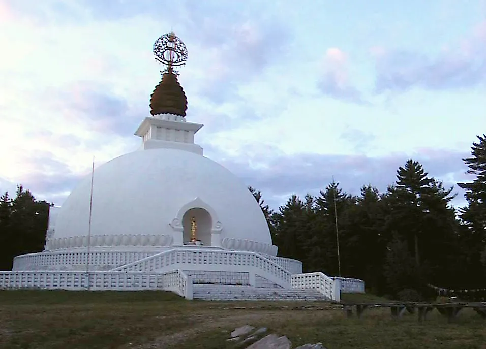 Photo showing: The New England Peace Pagoda in Leverett, Massachusetts