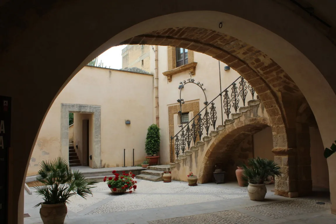 Photo showing: Atrio del Palazzo Panitteri in Sambuca di Sicilia, provincia di Agrigento. All'interno è ospitato il museo archeologico "Palazzo Panitteri"