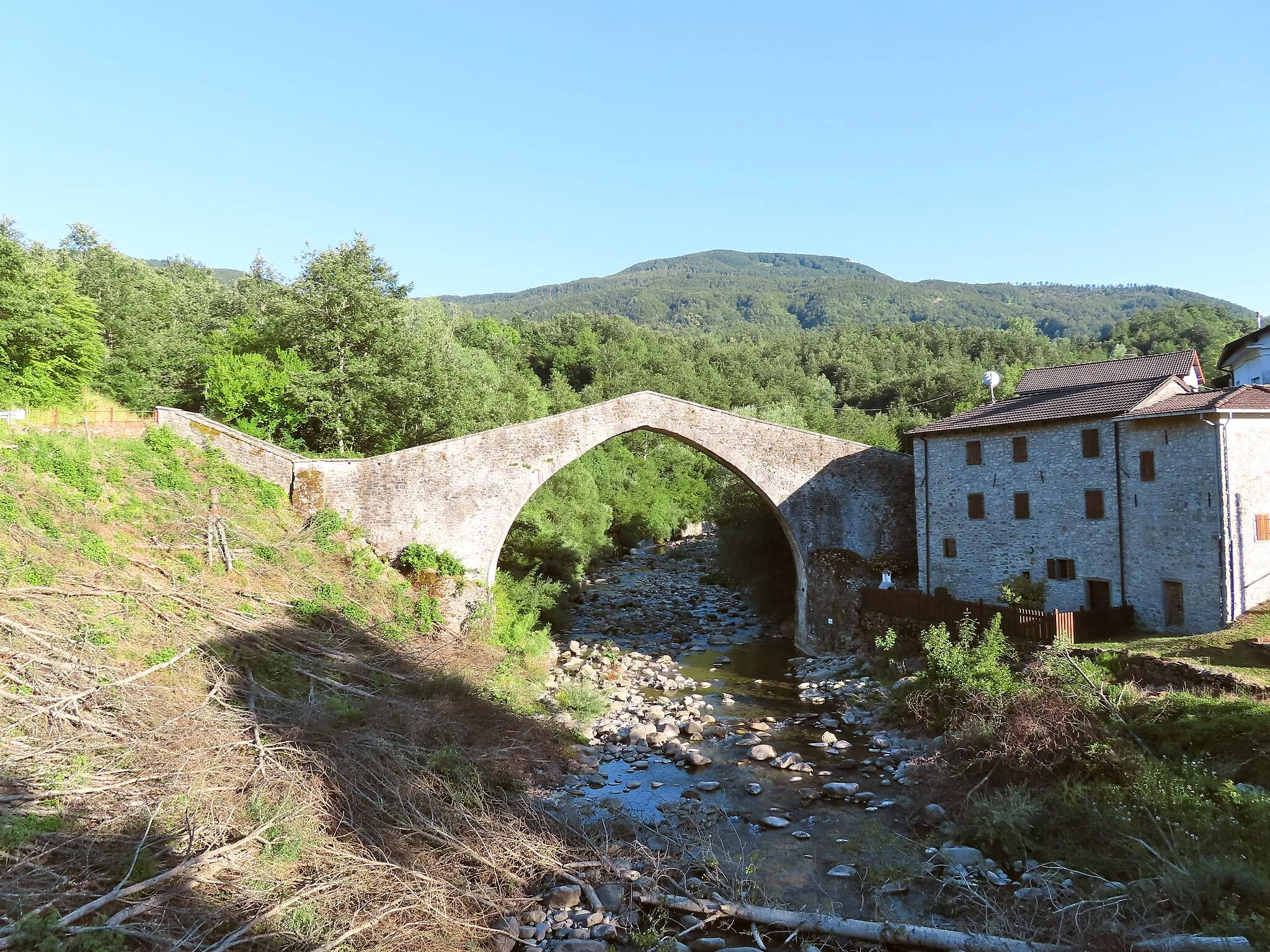 Photo showing: Lato di valle del ponte medievale