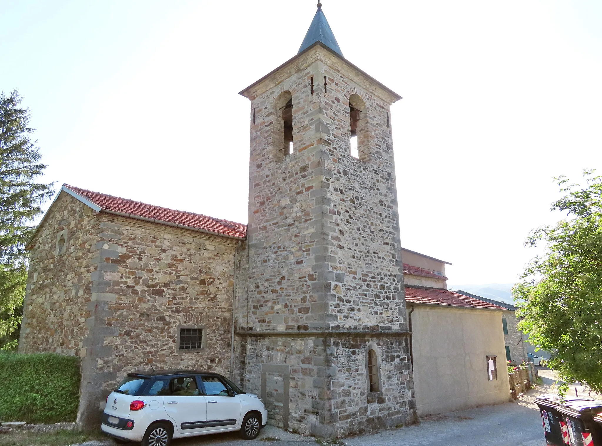 Photo showing: Retro e lato nord della chiesa dei Santi Rocco e Leonardo