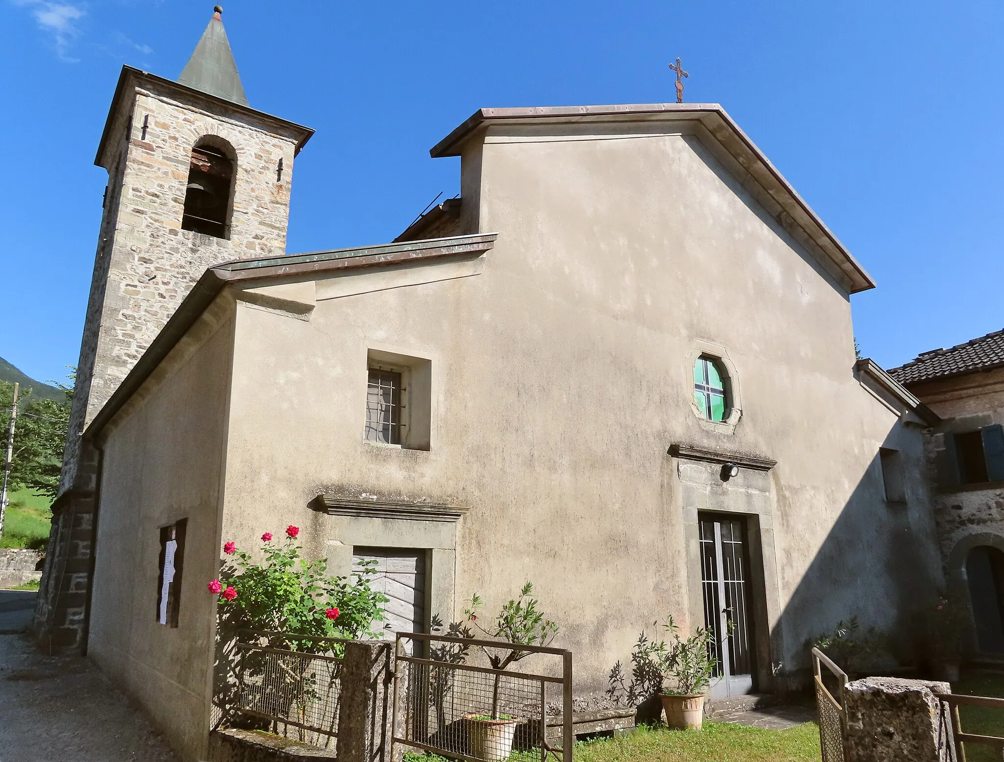 Photo showing: Facciata e lato nord della chiesa dei Santi Rocco e Leonardo