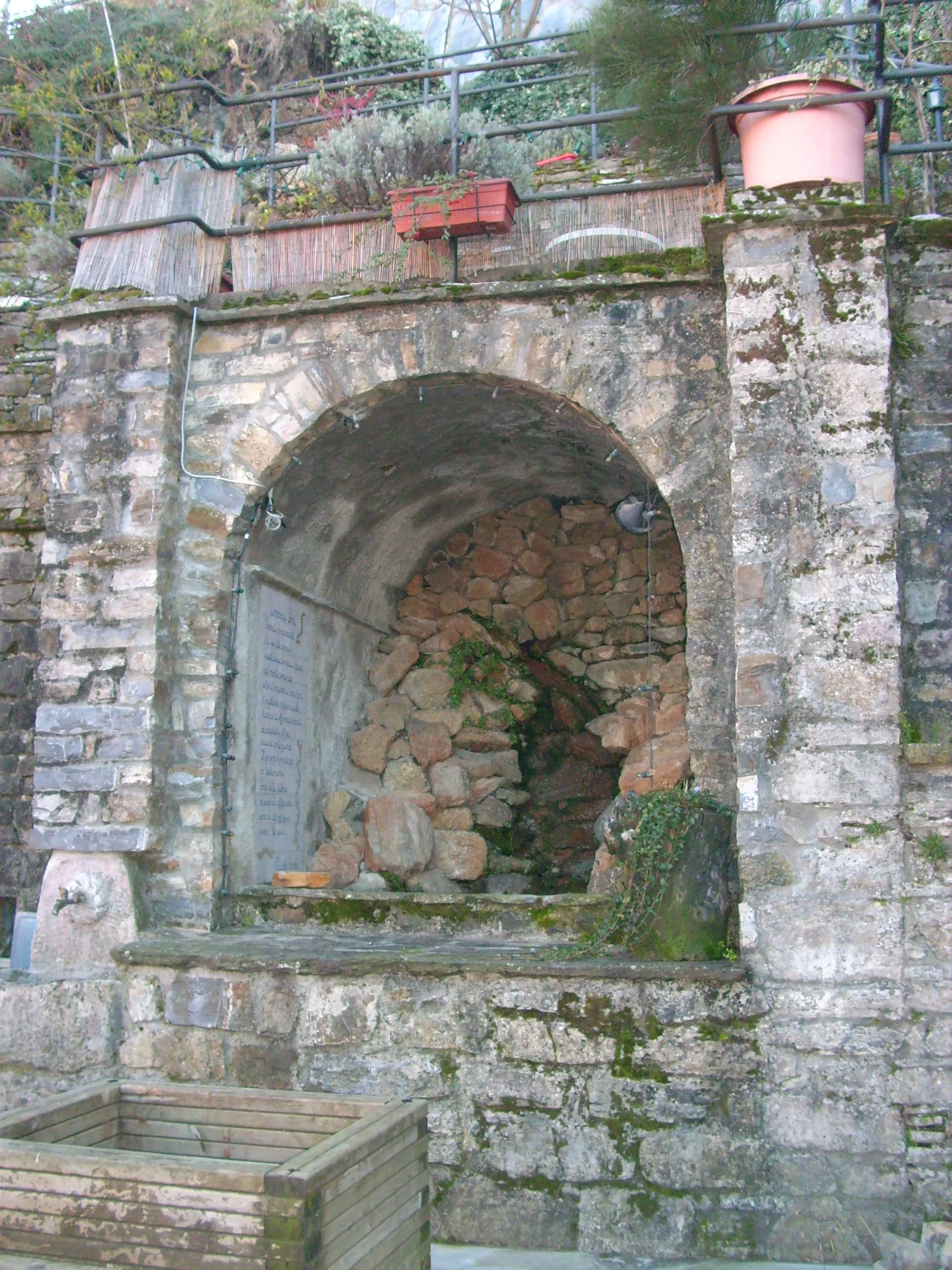 Photo showing: Fontana presso Suvero, Rocchetta di Vara, Liguria, Italia