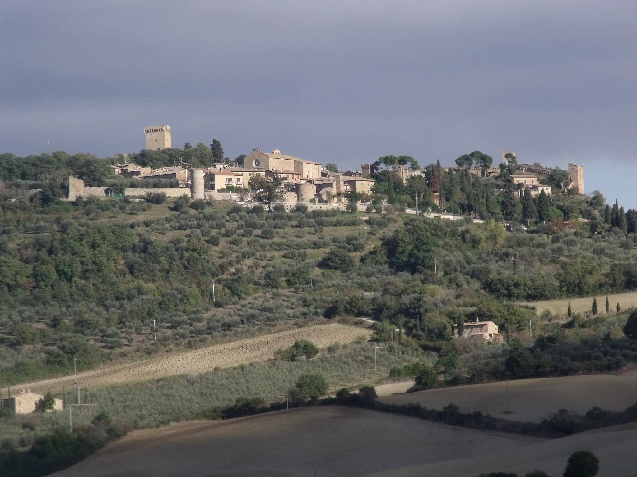 Photo showing: Panorama of Monticchiello (hamlet of Pienza) from the south-west, Val d’Orcia, Province of Siena, Tuscany, Italy