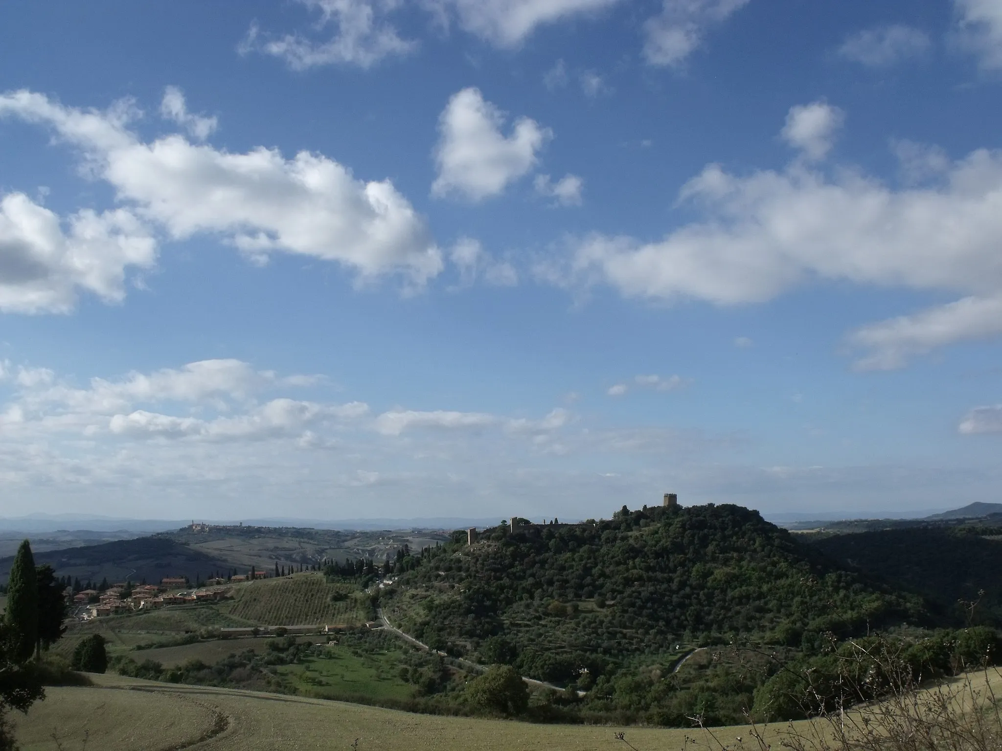 Photo showing: Panorama of Monticchiello (hamlet of Pienza) from the south-east (in the background left side Pienza), Val d’Orcia, Province of Siena, Tuscany, Italy