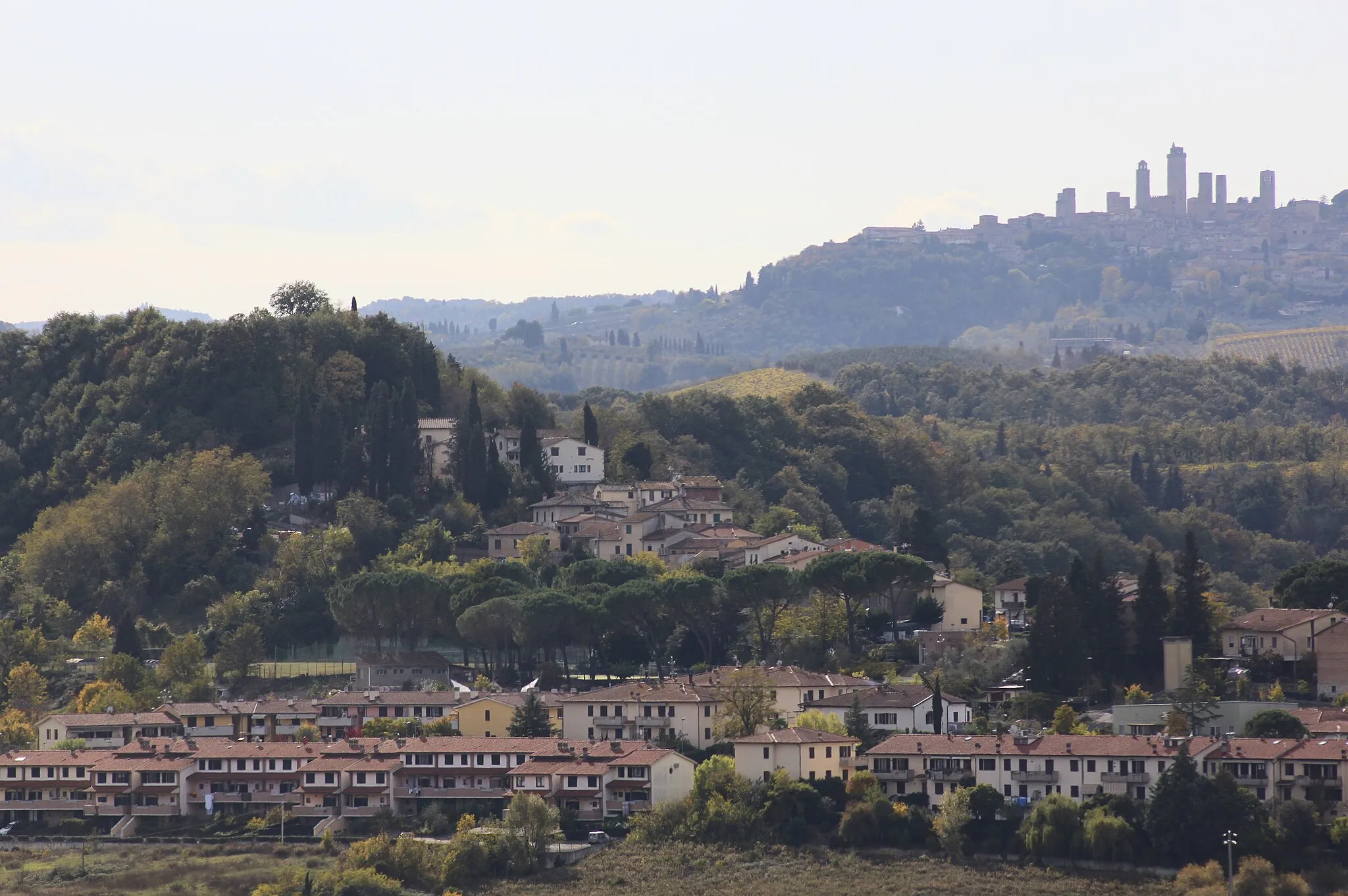 Photo showing: Panorama of Ulignano, hamlet of San Gimignano, Val d’Elsa, Province of Siena, Tuscany, Italy (in the background: San Gimignano)