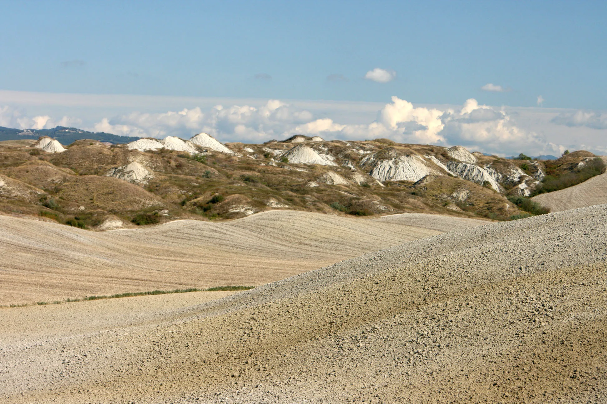 Photo showing: Crete Senesi (Italy: Tuscany): Biancane hills in the badlands of Accona Desert