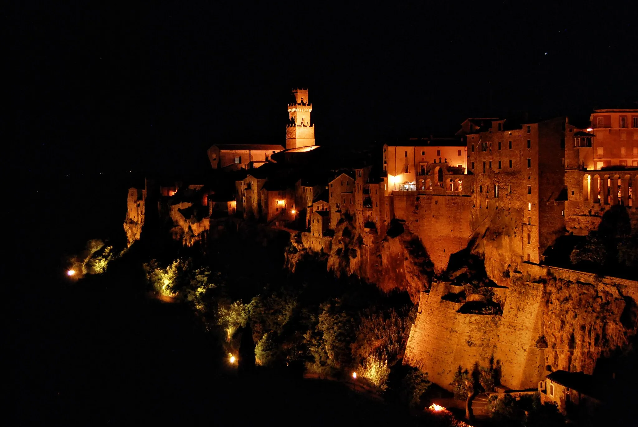 Photo showing: veduta di Pitigliano in notturna