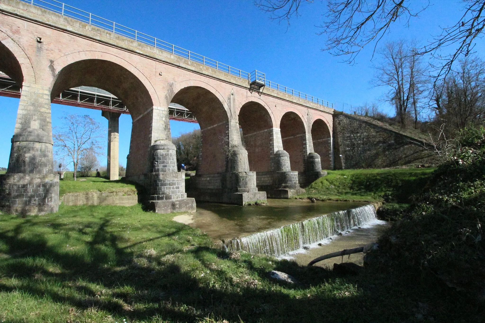 Photo showing: Railway Bridge Ponte Ottarchi, Bridge over the Staggia River (Elsa) in Badesse, hamlet of Monteriggioni, Province of Siena, Tuscany, Italy