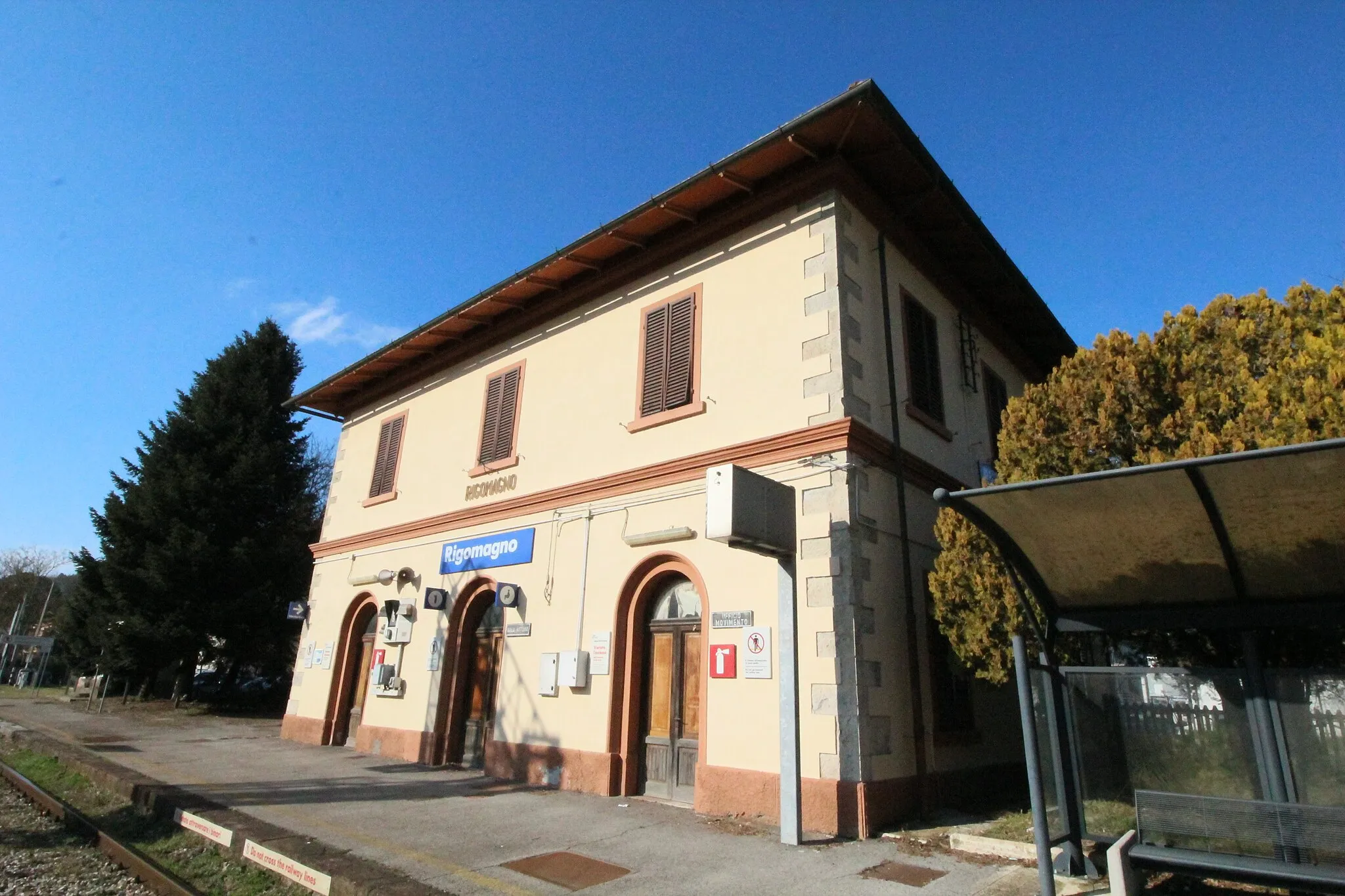 Photo showing: Rigomagno Train Station, in Rigomagno, hamlet of Sinalunga, Province of Siena, Tuscany, Italy