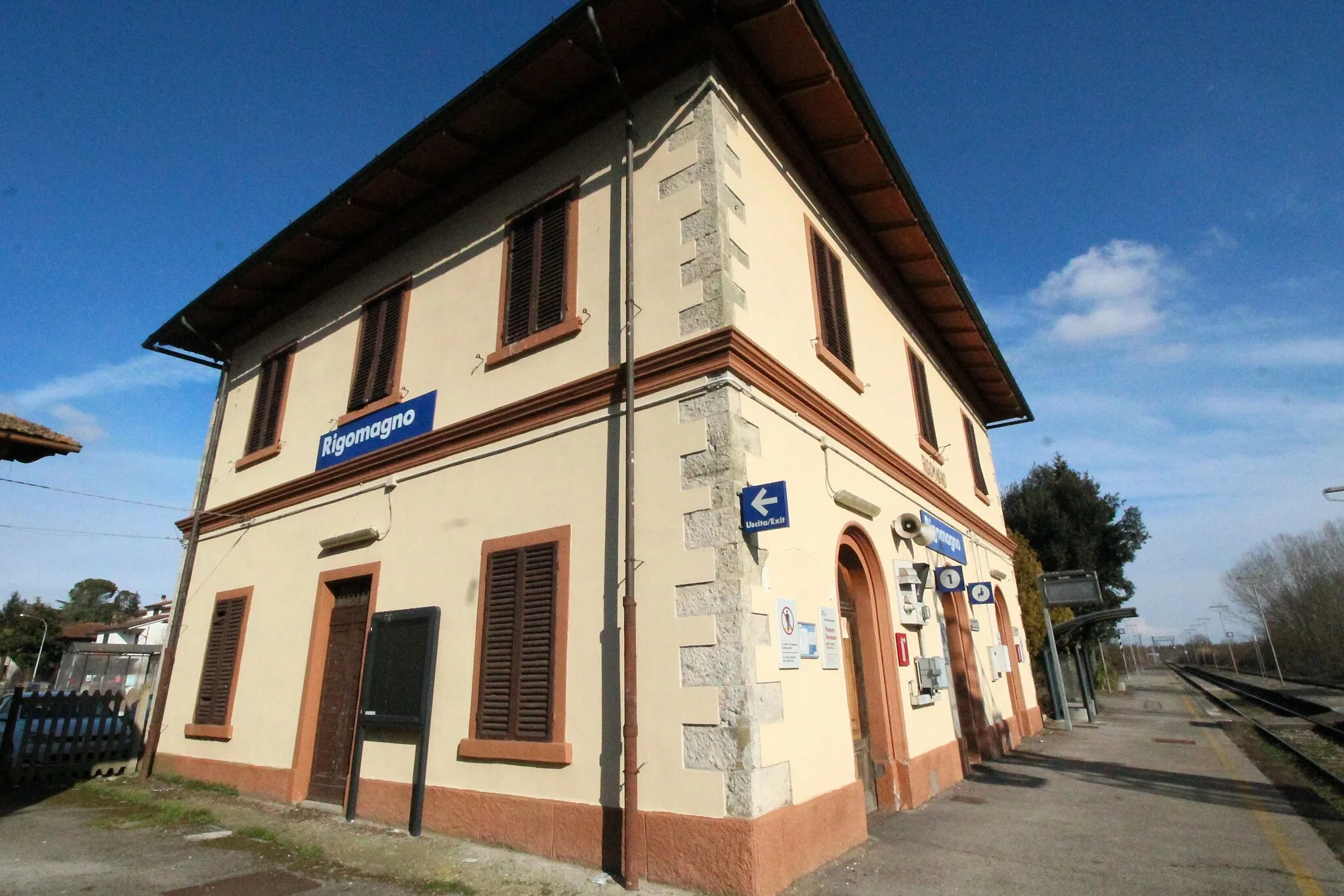 Photo showing: Rigomagno Train Station, in Rigomagno, hamlet of Sinalunga, Province of Siena, Tuscany, Italy