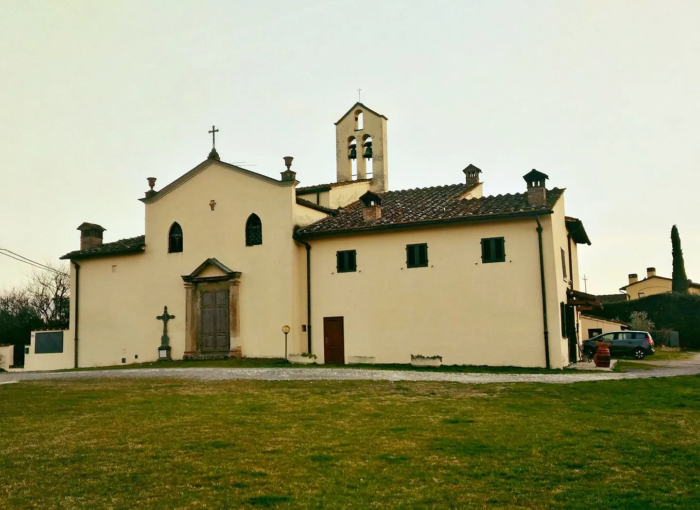 Photo showing: Sagrato e prospetto esterno della Chiesa di Santa Maria a Pulica (Montelupo Fiorentino, Firenze)